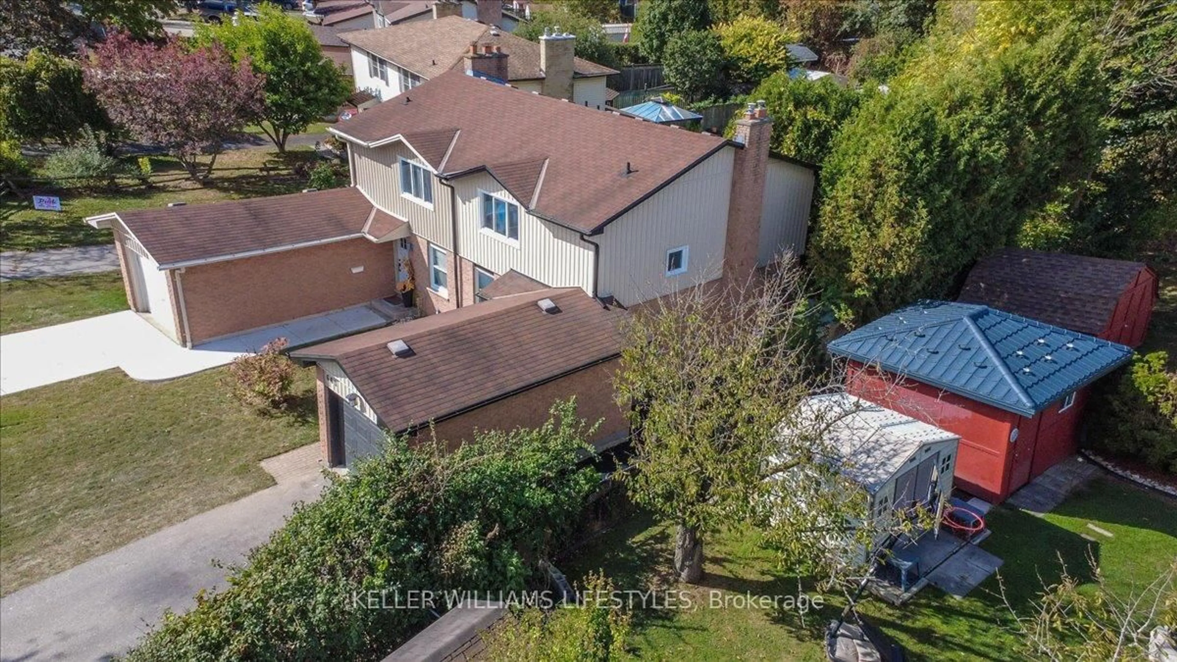 A pic from outside/outdoor area/front of a property/back of a property/a pic from drone, street for 661 Ladybrook Cres, London South Ontario N6J 2C4