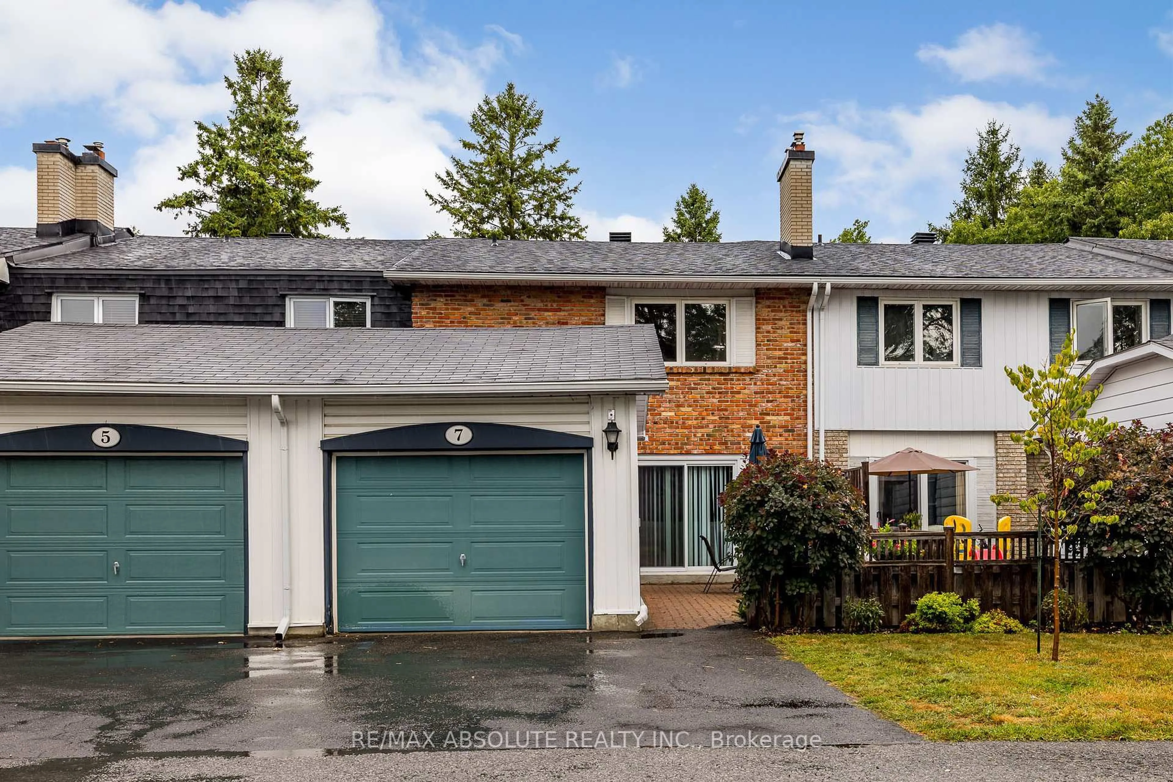 A pic from outside/outdoor area/front of a property/back of a property/a pic from drone, street for 7 Ramsgate Private, Ottawa Ontario K1V 8M4