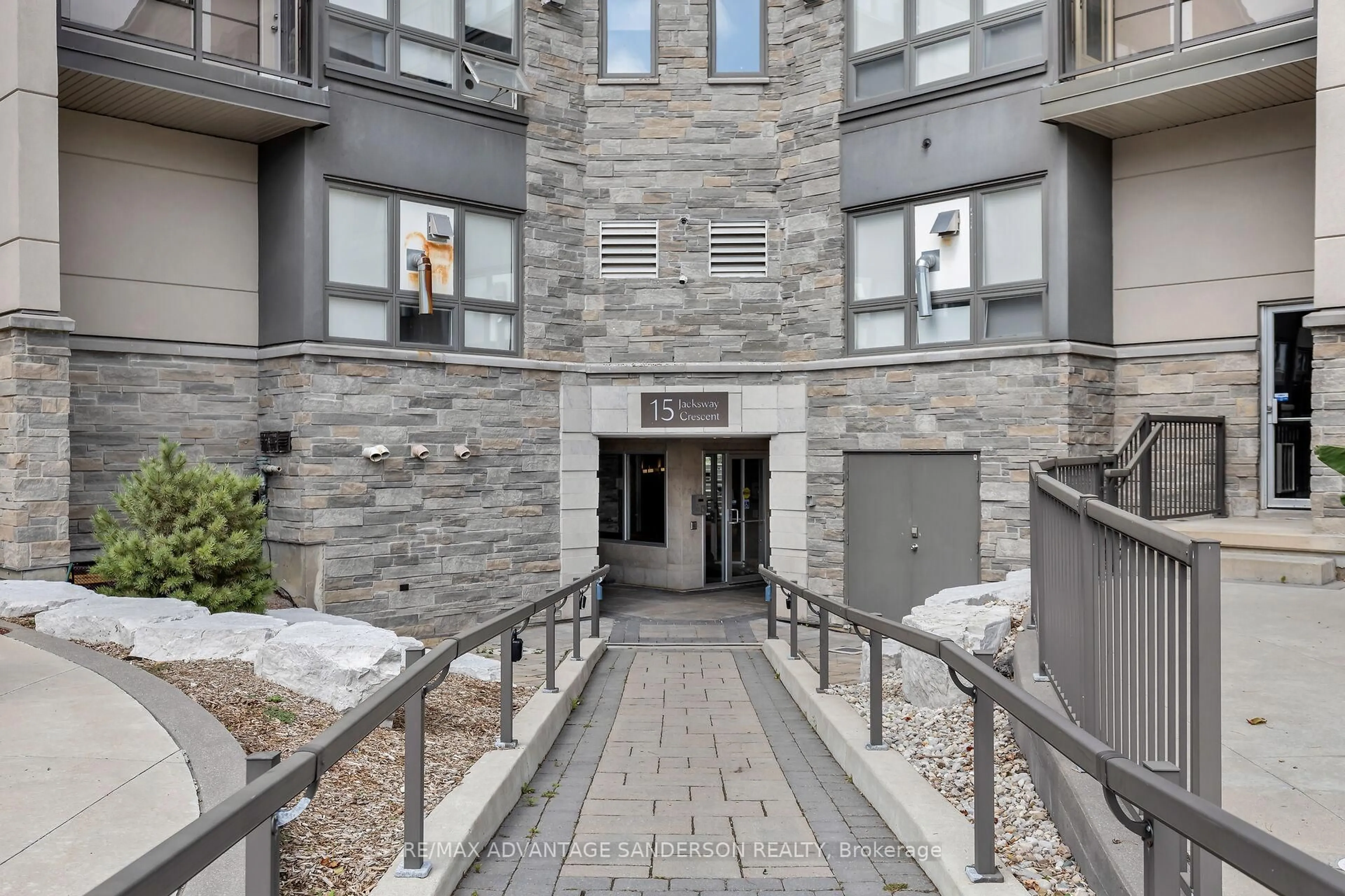 Indoor foyer for 15 Jacksway Cres #118, London North Ontario N5X 3T8