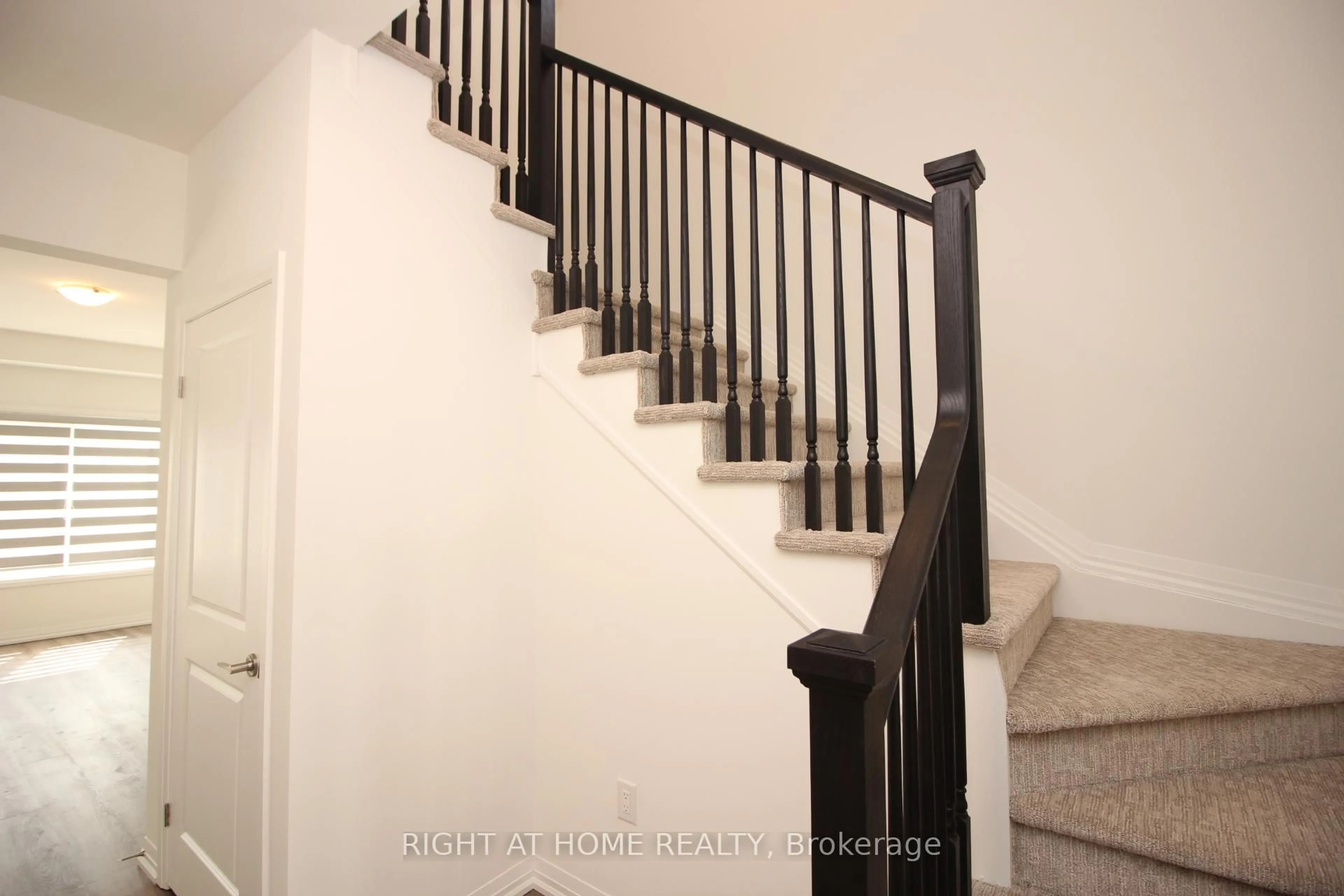 Stairs for 136 Alicia Cres, Thorold Ontario L2V 0M2