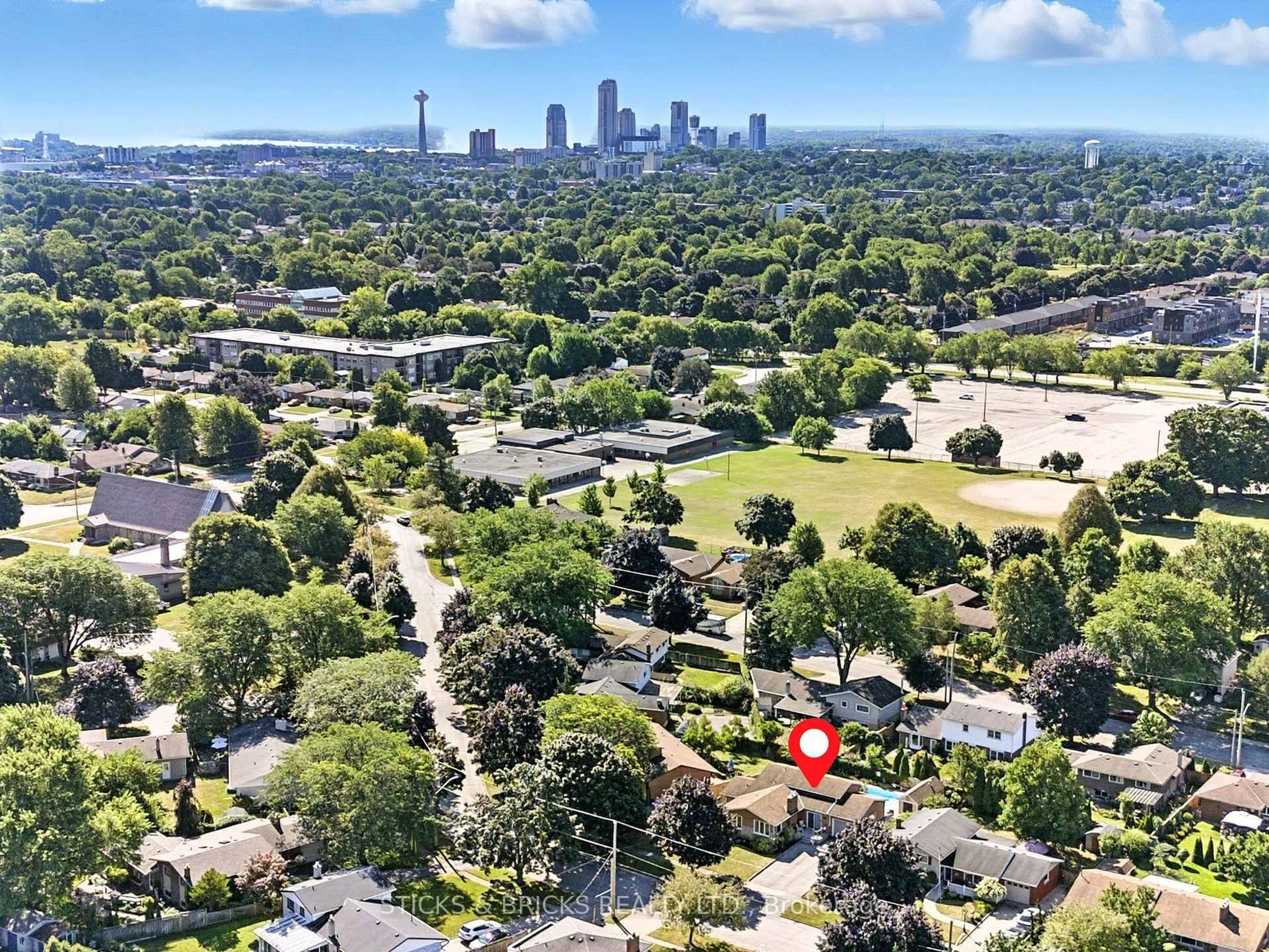 A pic from outside/outdoor area/front of a property/back of a property/a pic from drone, city buildings view from balcony for 6750 Cherrygrove Rd, Niagara Falls Ontario L2E 5M6