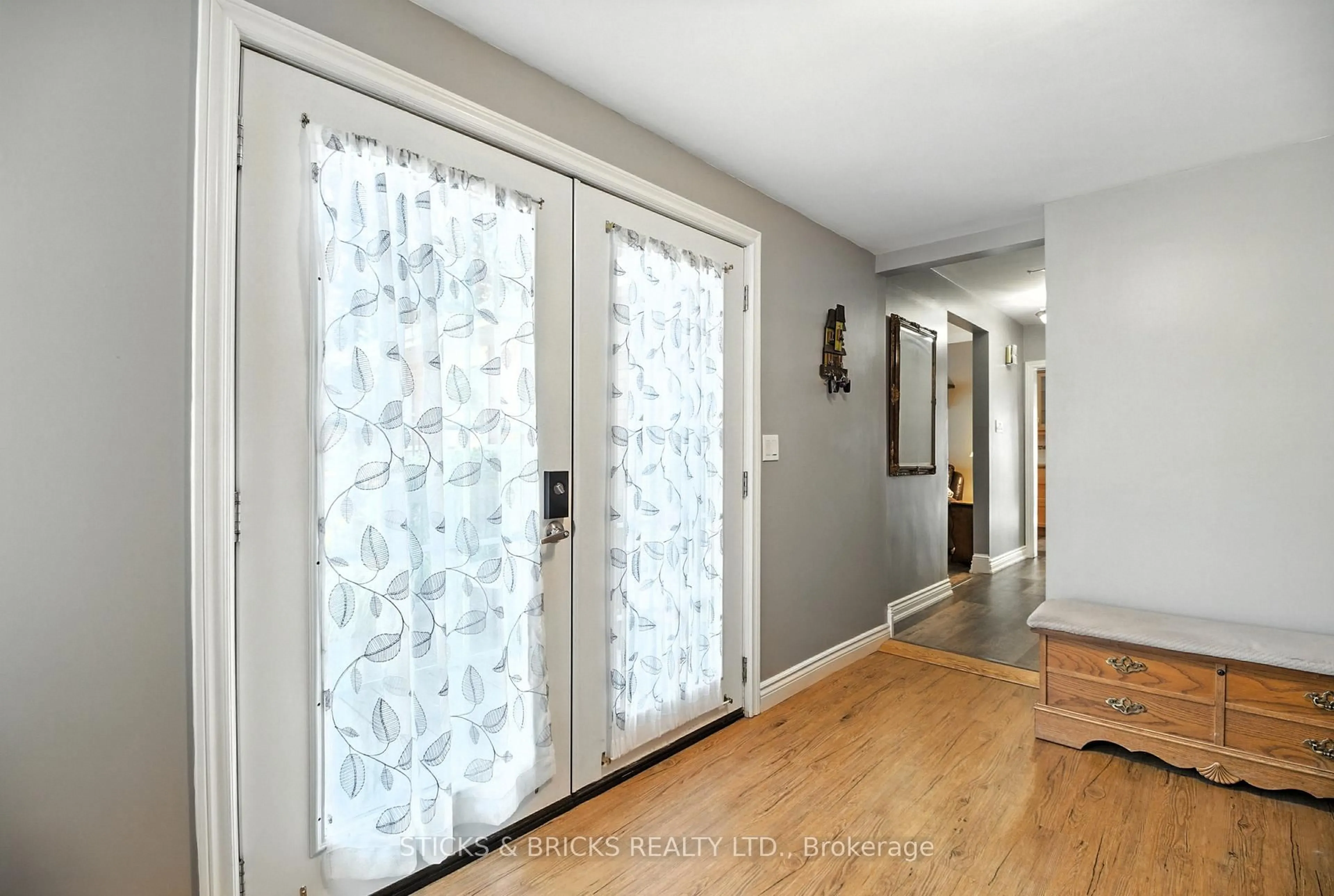 Indoor entryway for 6750 Cherrygrove Rd, Niagara Falls Ontario L2E 5M6