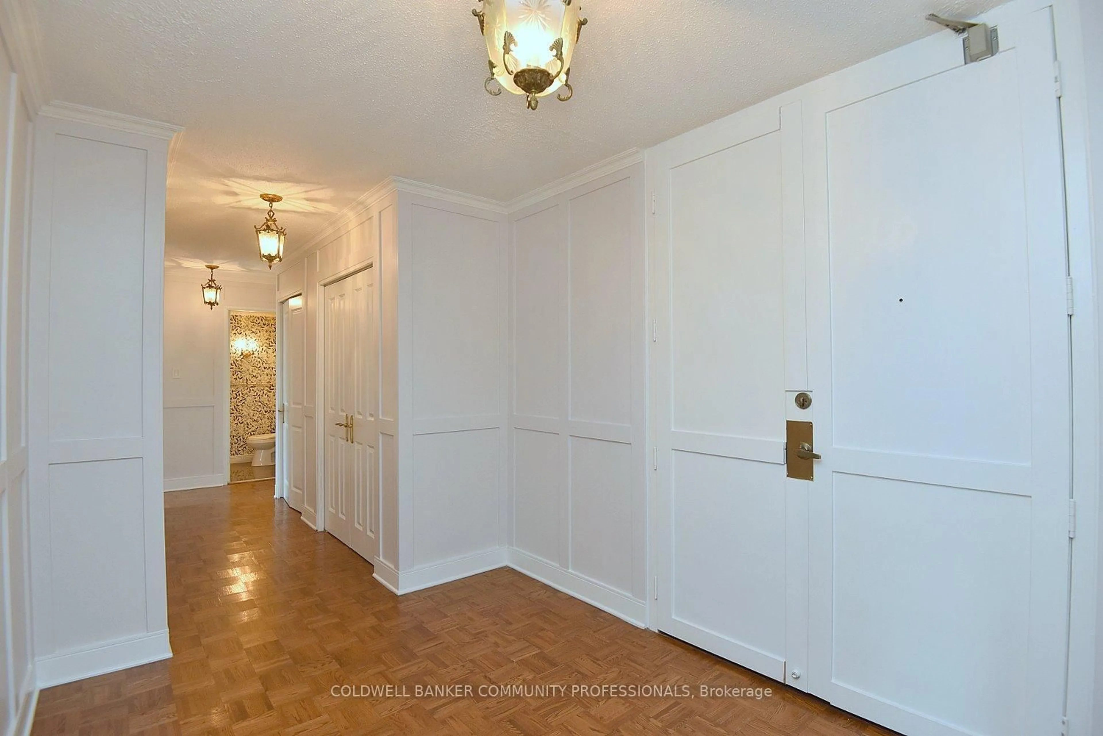 Indoor foyer for 222 Jackson St #606, Hamilton Ontario L8P 4S5