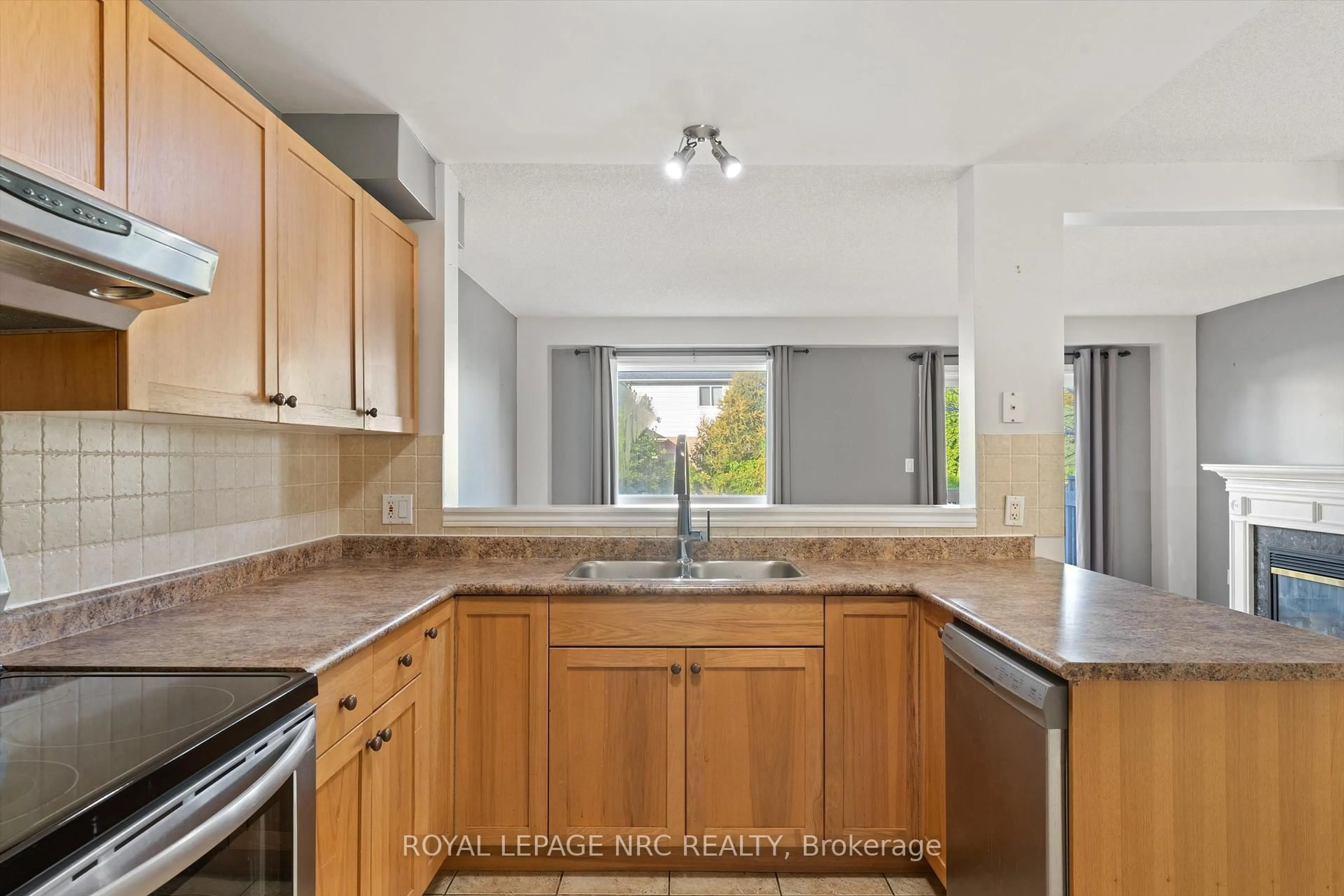 Standard kitchen, ceramic/tile floor for 29 Mcbride Dr, St. Catharines Ontario L2S 3Z8