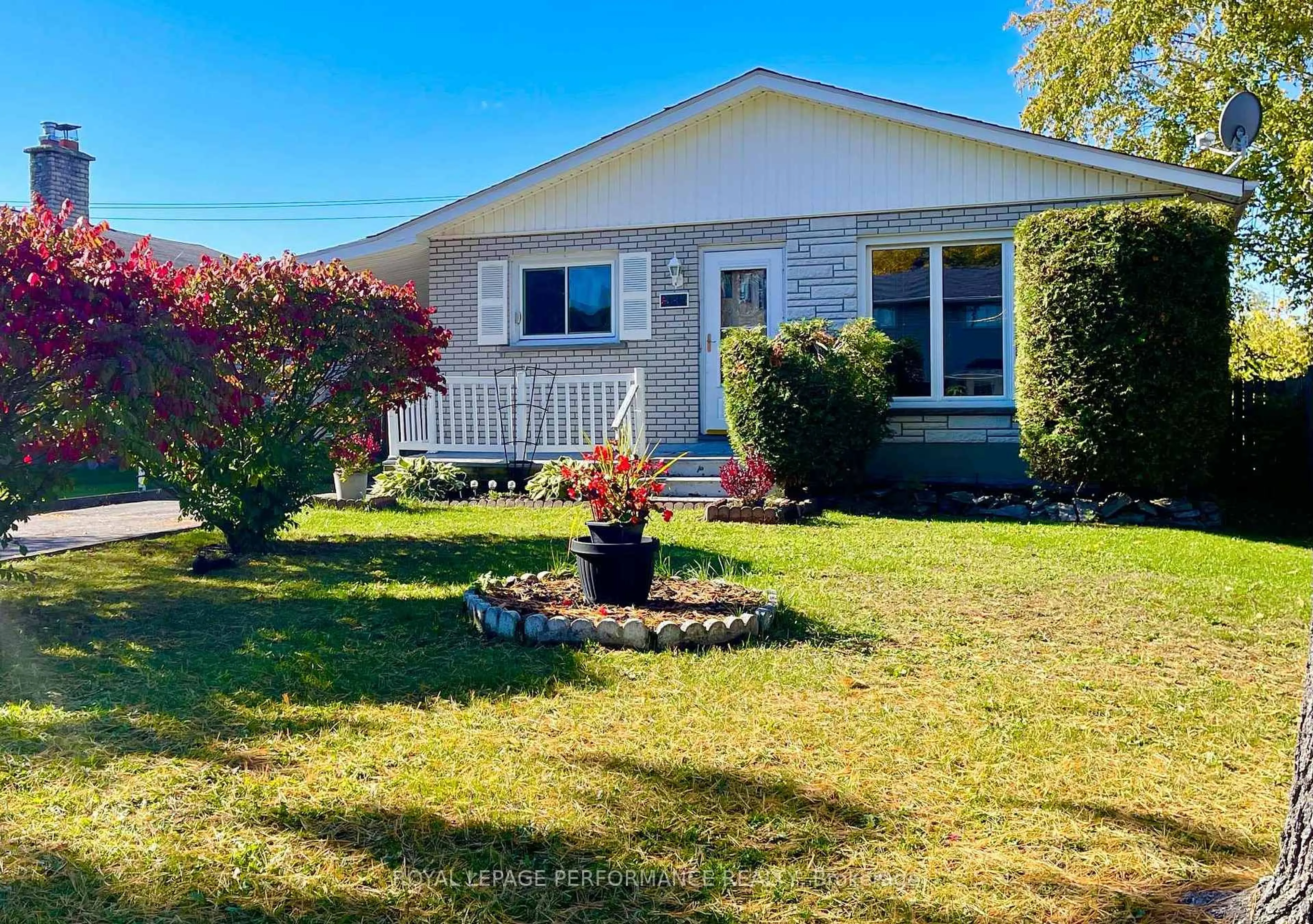 Home with vinyl exterior material, street for 635 Hamilton Cres, Cornwall Ontario K6H 5N5