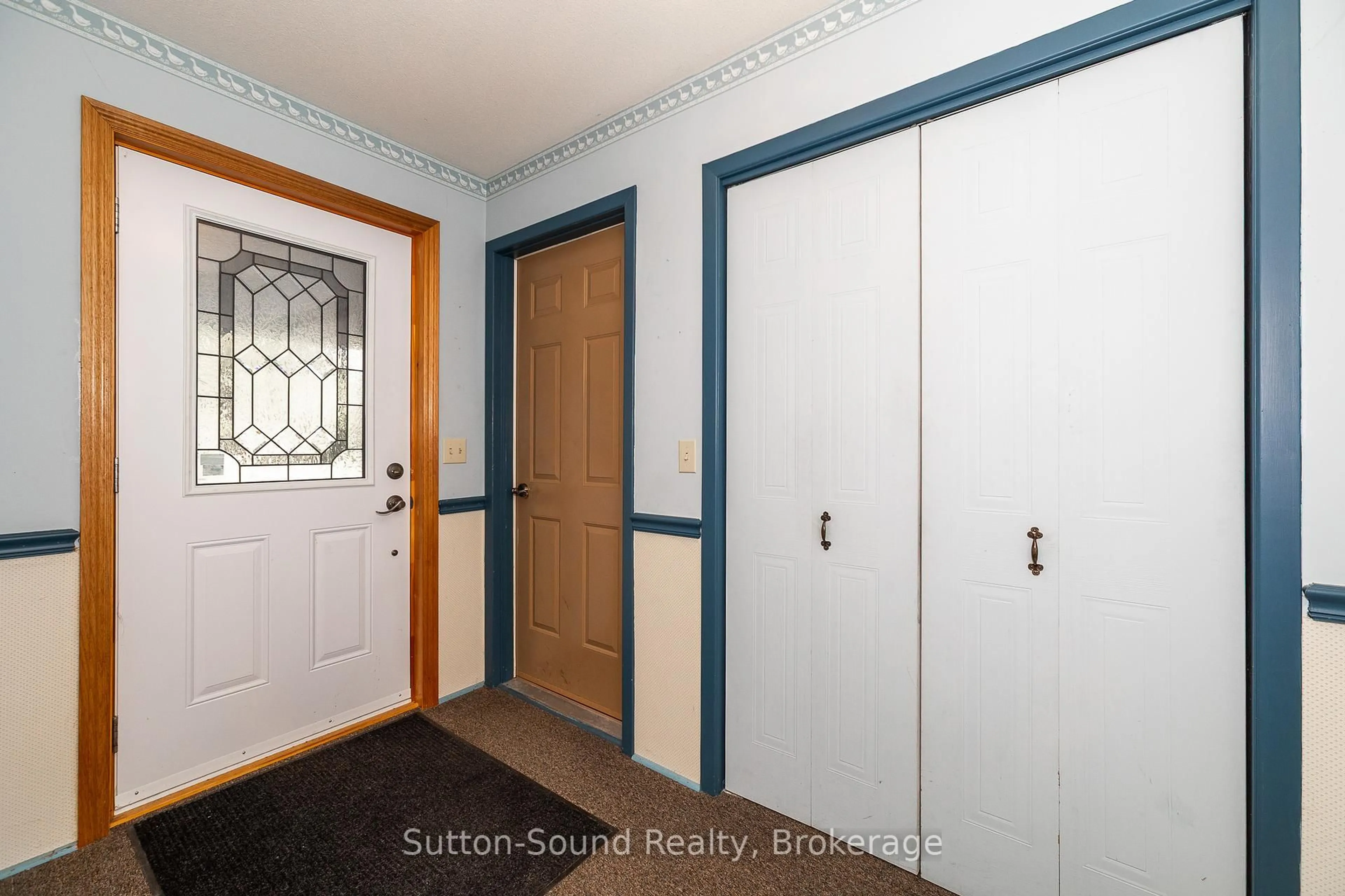 Indoor entryway for 340010 Stone School Rd, Georgian Bluffs Ontario N0H 2T0