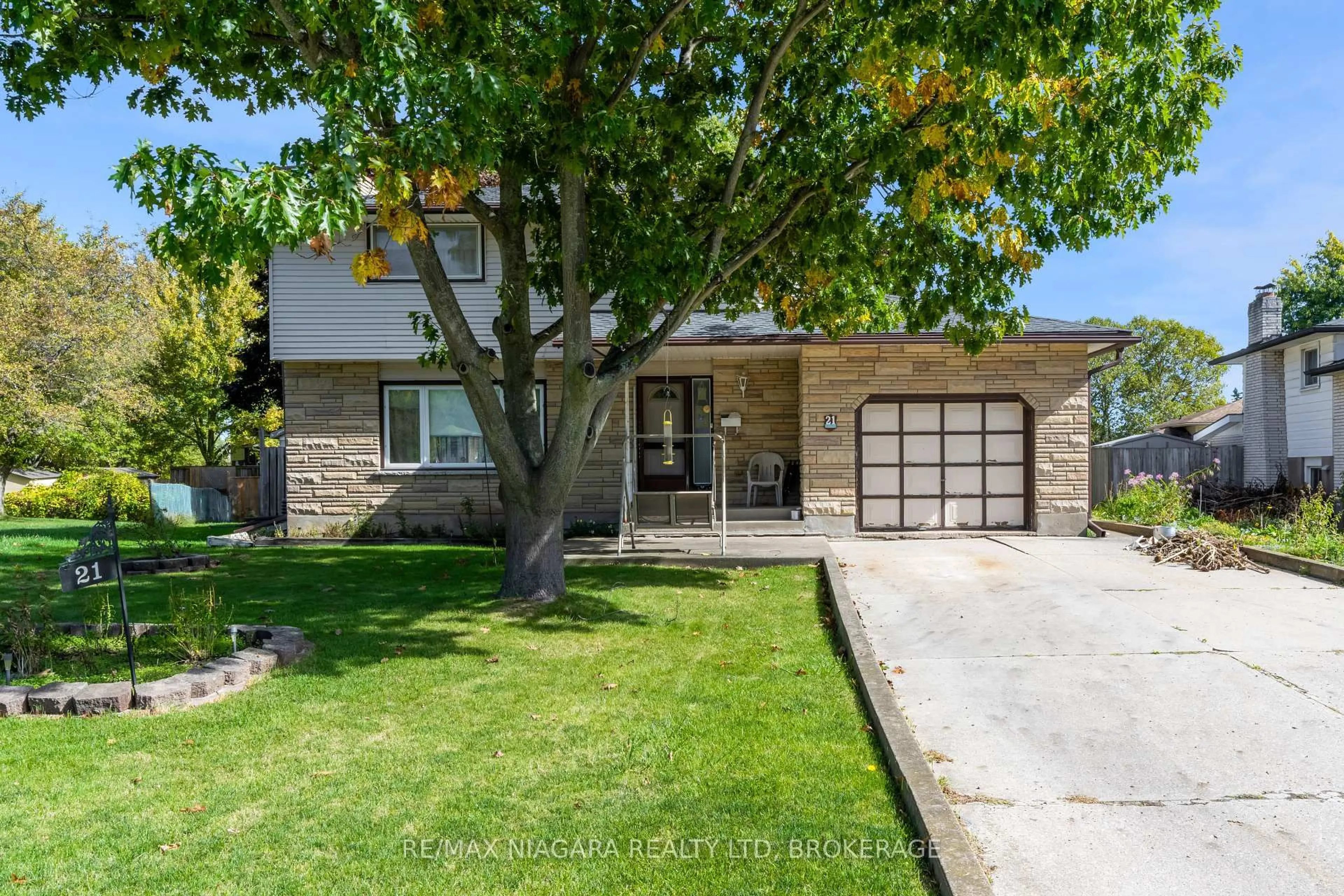 Home with brick exterior material, street for 21 Donlea Dr, Port Colborne Ontario L3K 4W8