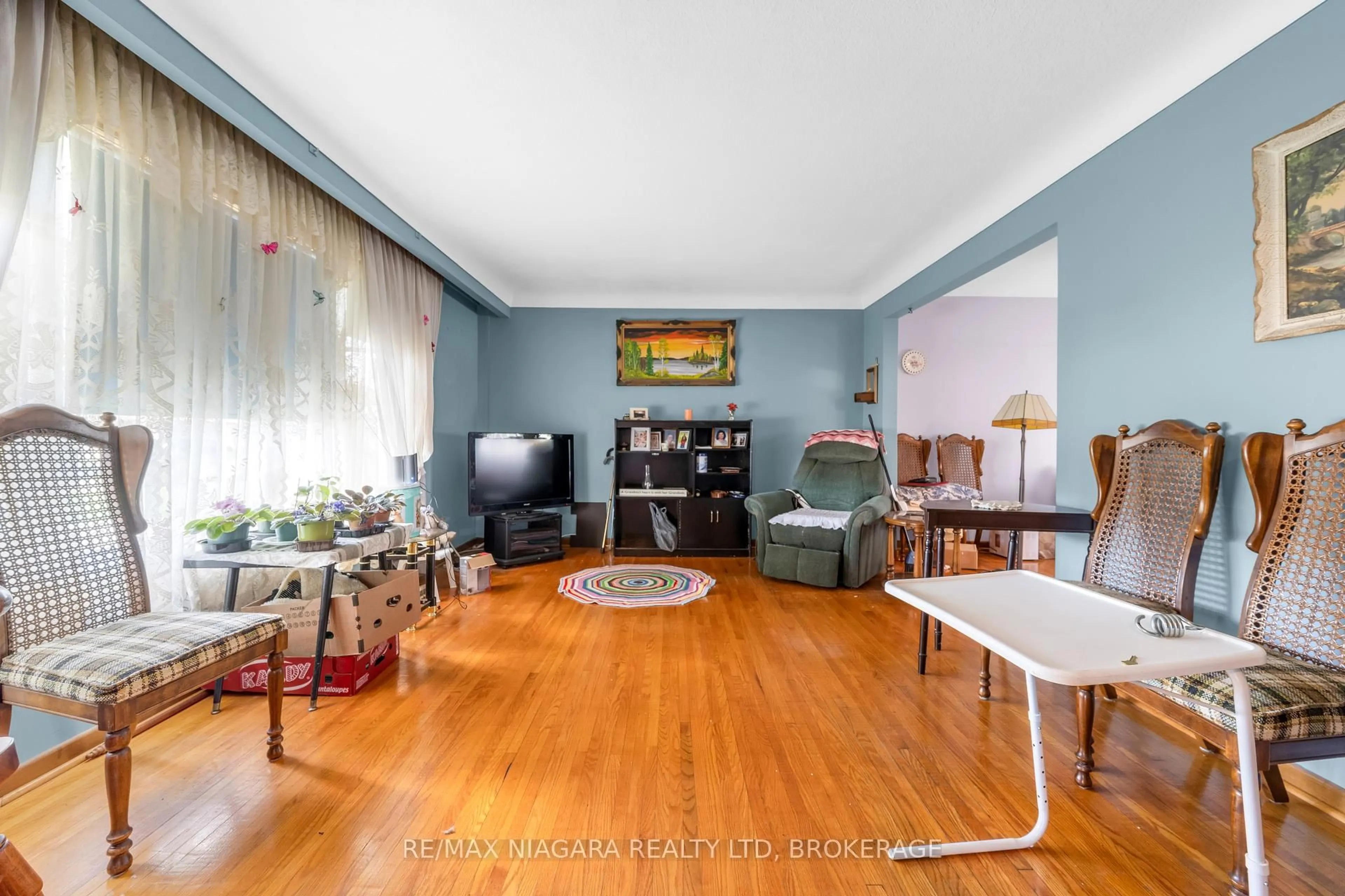Living room with furniture, unknown for 21 Donlea Dr, Port Colborne Ontario L3K 4W8