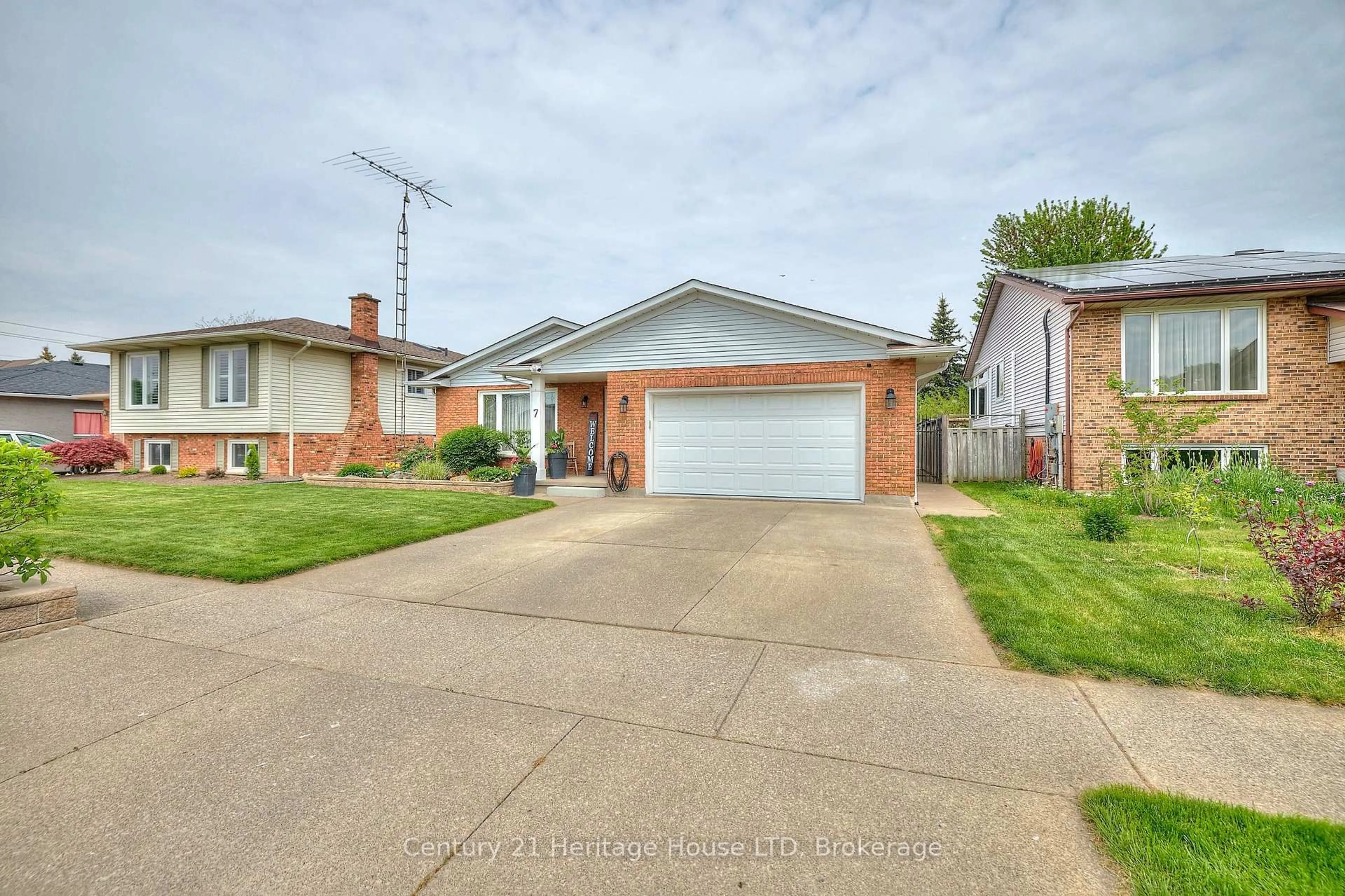 Home with brick exterior material, street for 7 HUNTINGTON Lane, St. Catharines Ontario L2S 3J5