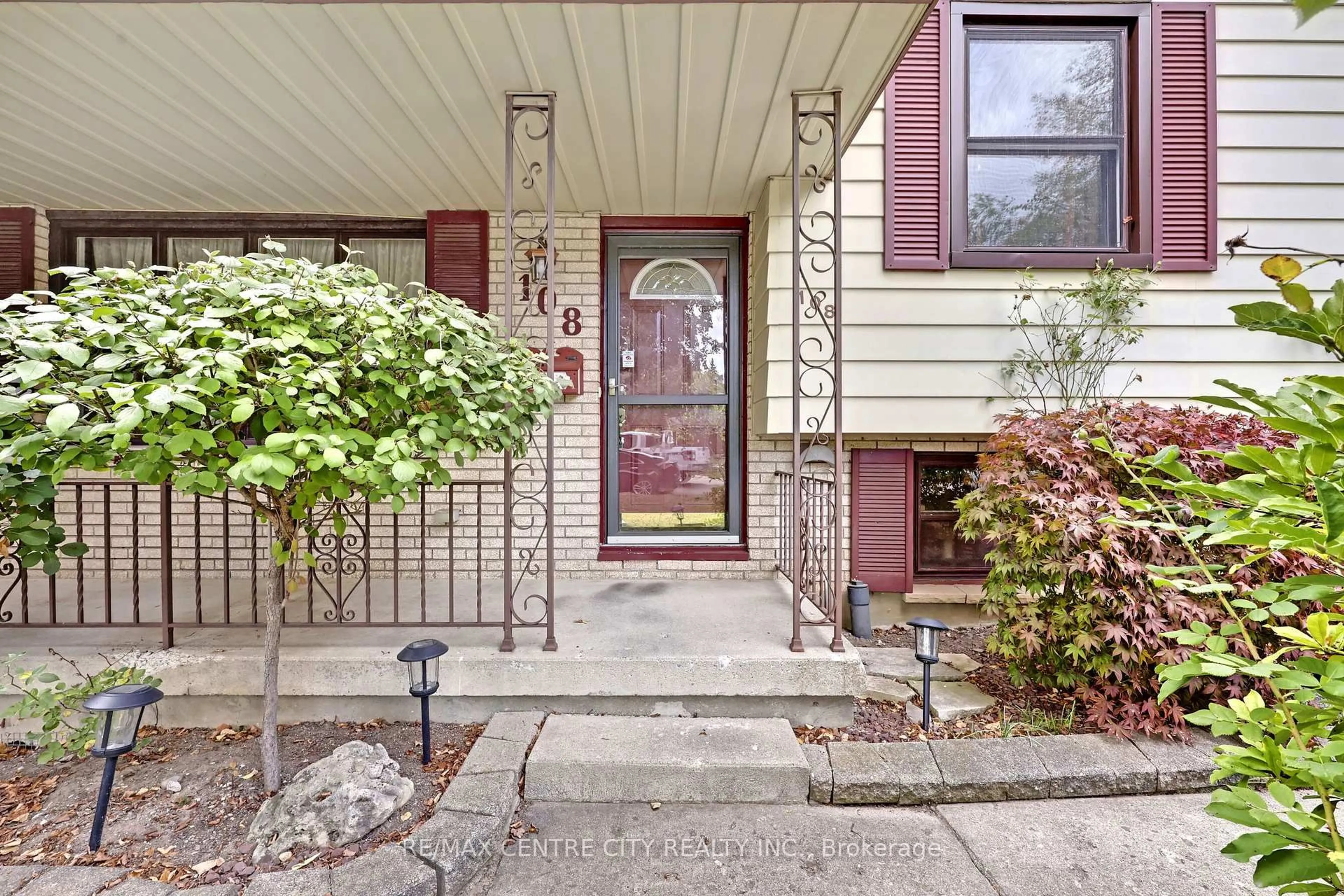 Indoor entryway for 108 Cecilia Pl, London East Ontario N5Y 4A4