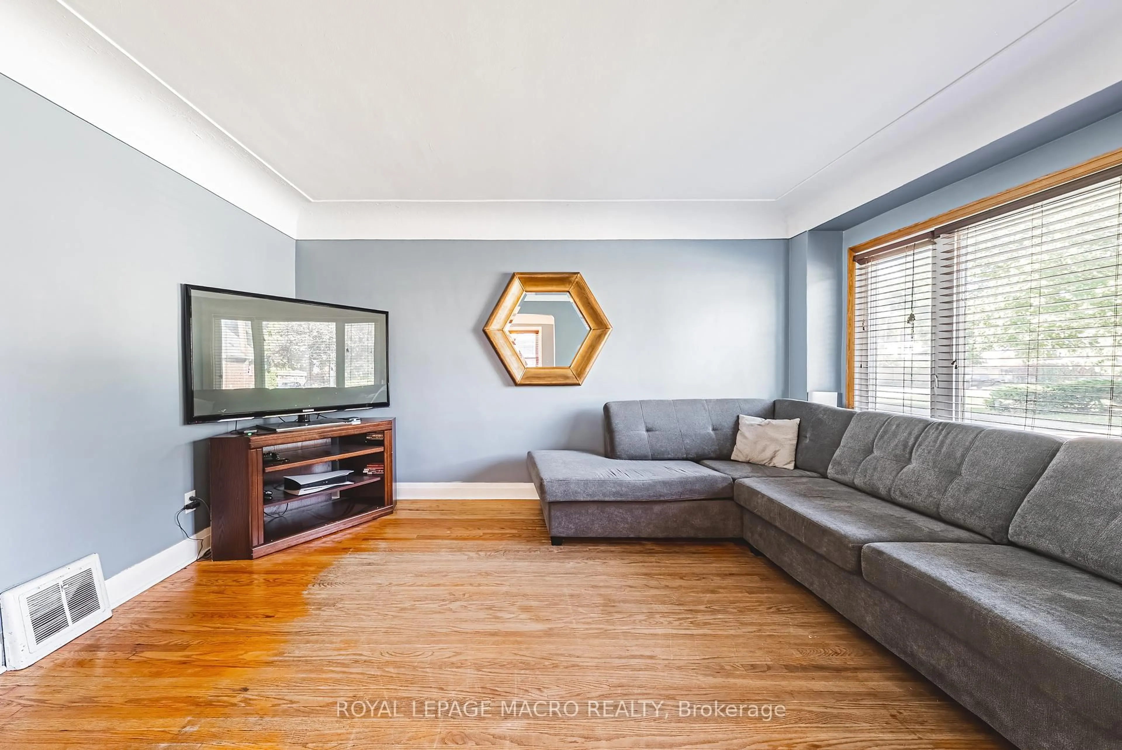 Living room with furniture, unknown for 35 Ipswich Rd, Hamilton Ontario L8K 3E8