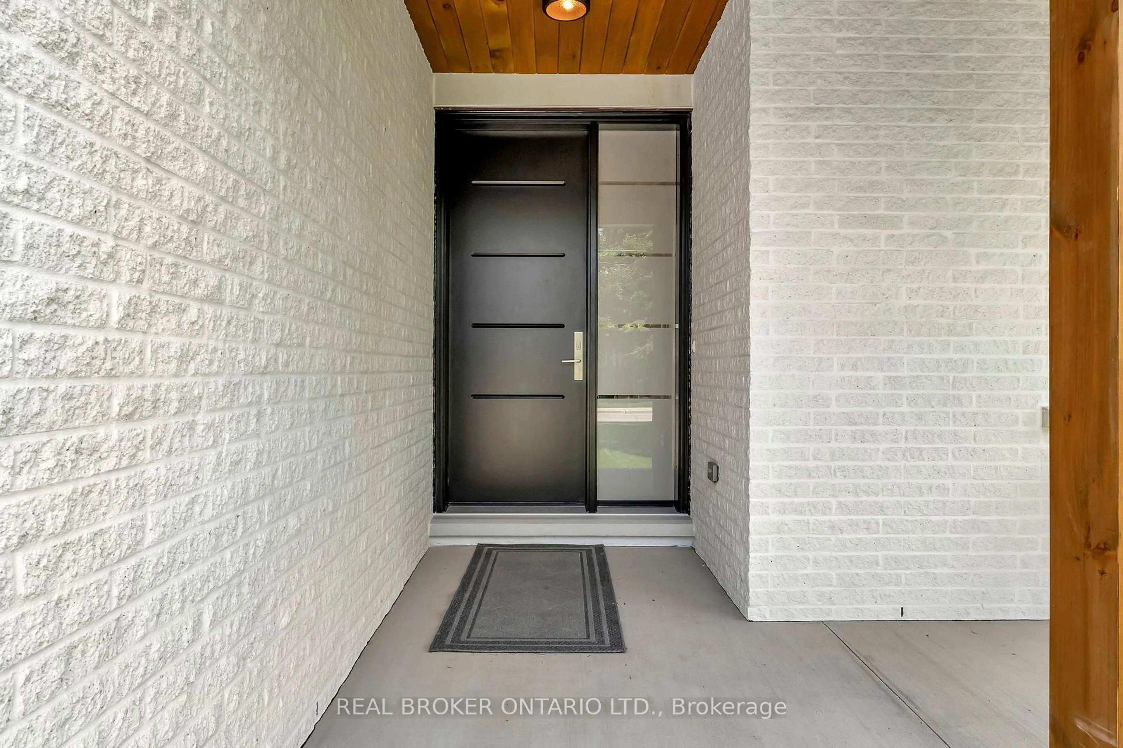 Indoor entryway for 128 Lisgar Ave, Tillsonburg Ontario N4G 3L6