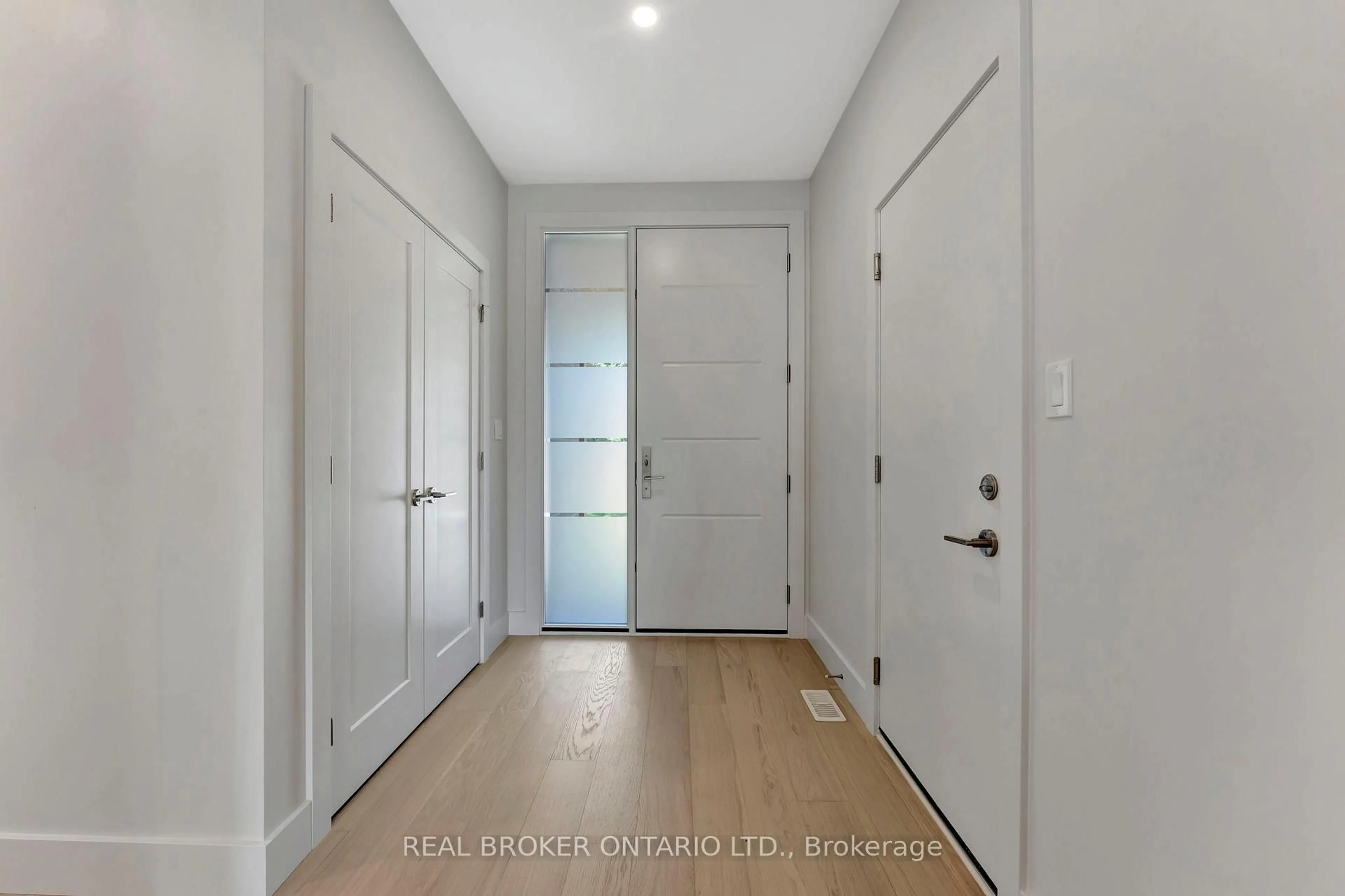 Indoor entryway for 128 Lisgar Ave, Tillsonburg Ontario N4G 3L6