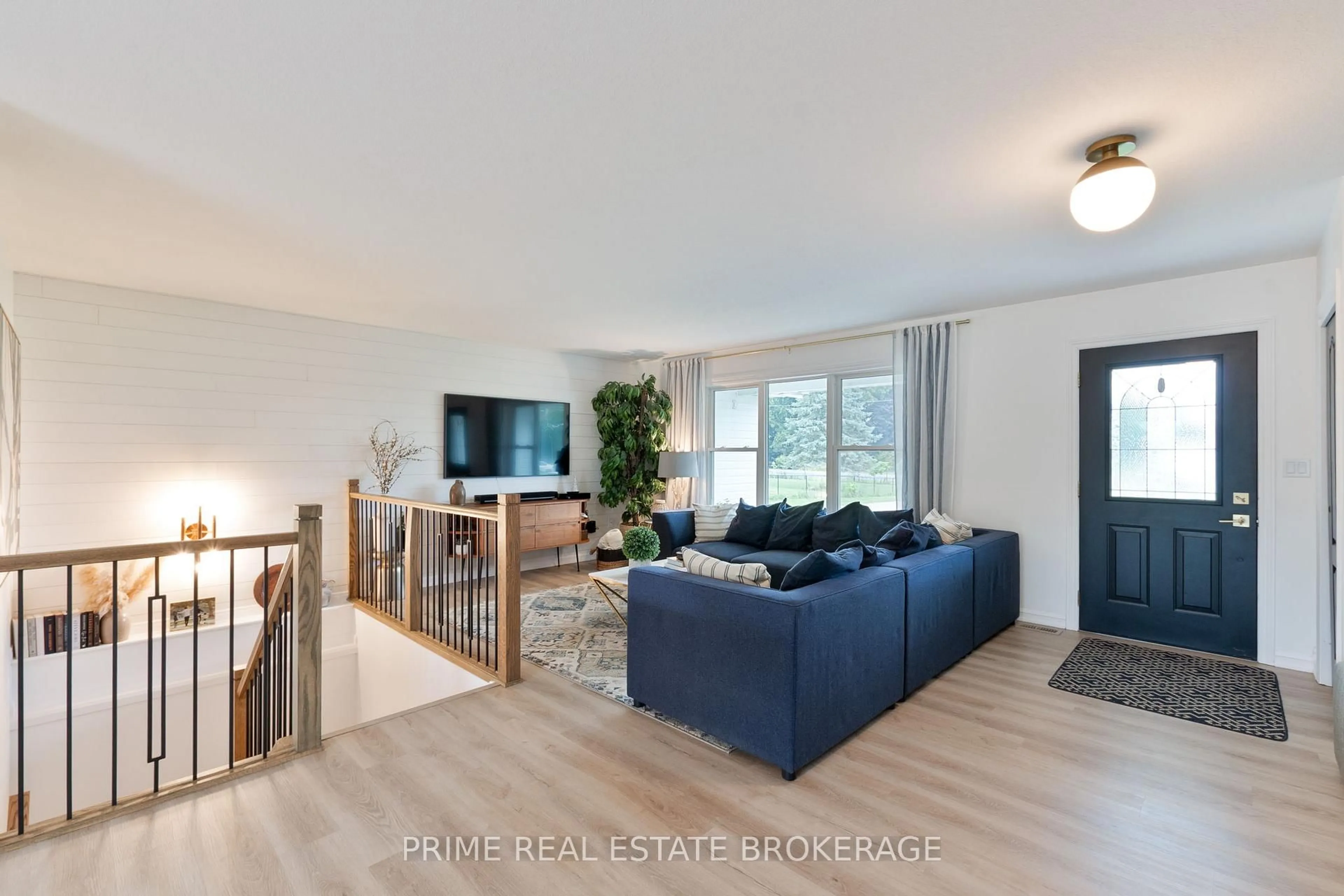 Living room with furniture, wood/laminate floor for 8865 Iona Rd, Dutton/Dunwich Ontario N0L 1P0