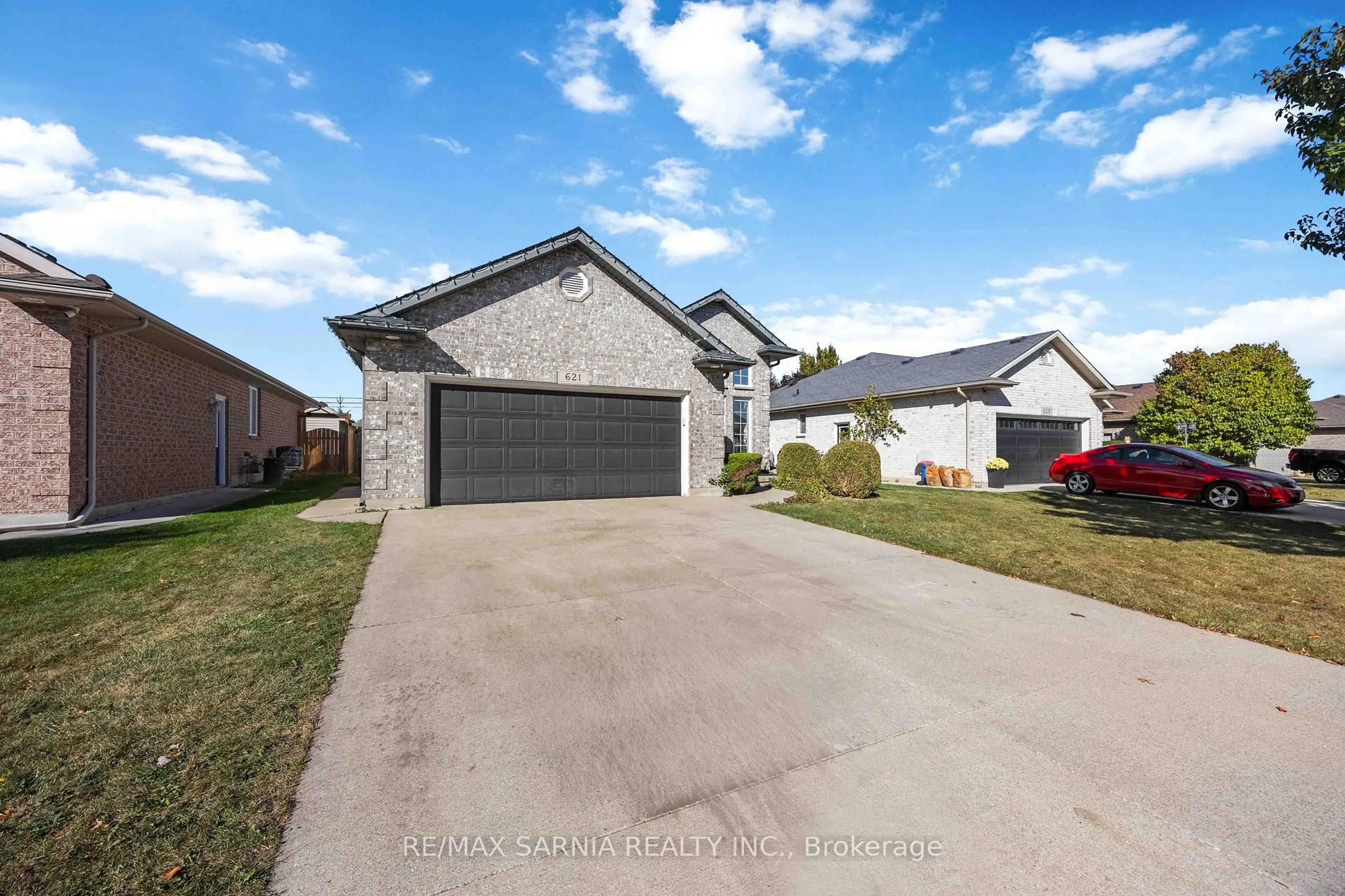 A pic from outside/outdoor area/front of a property/back of a property/a pic from drone, street for 621 Graycliff Dr, Sarnia Ontario N7S 6M3