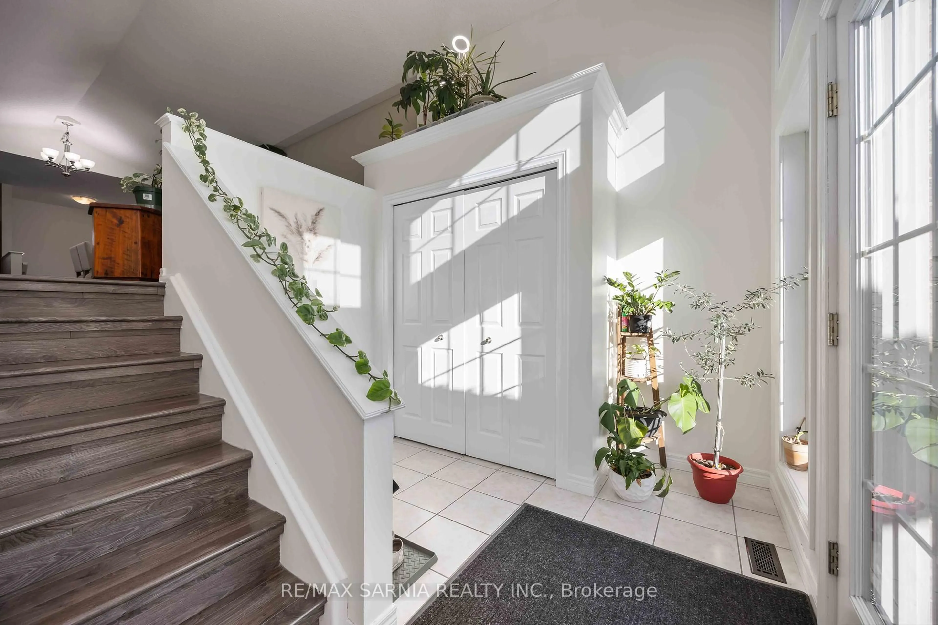 Indoor entryway for 621 Graycliff Dr, Sarnia Ontario N7S 6M3