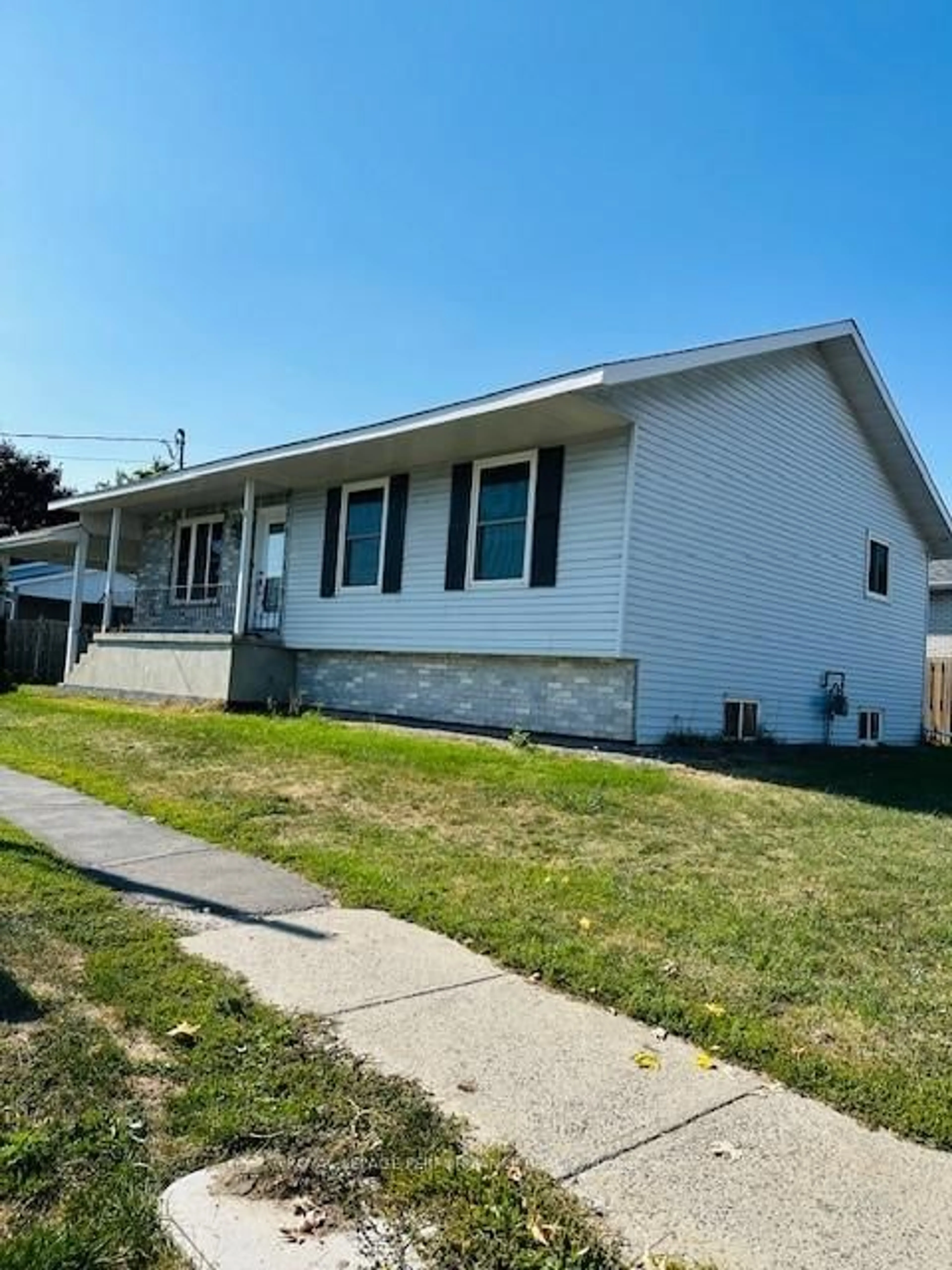 Home with vinyl exterior material, street for 395 Thirteenth St, Cornwall Ontario K6J 5L1