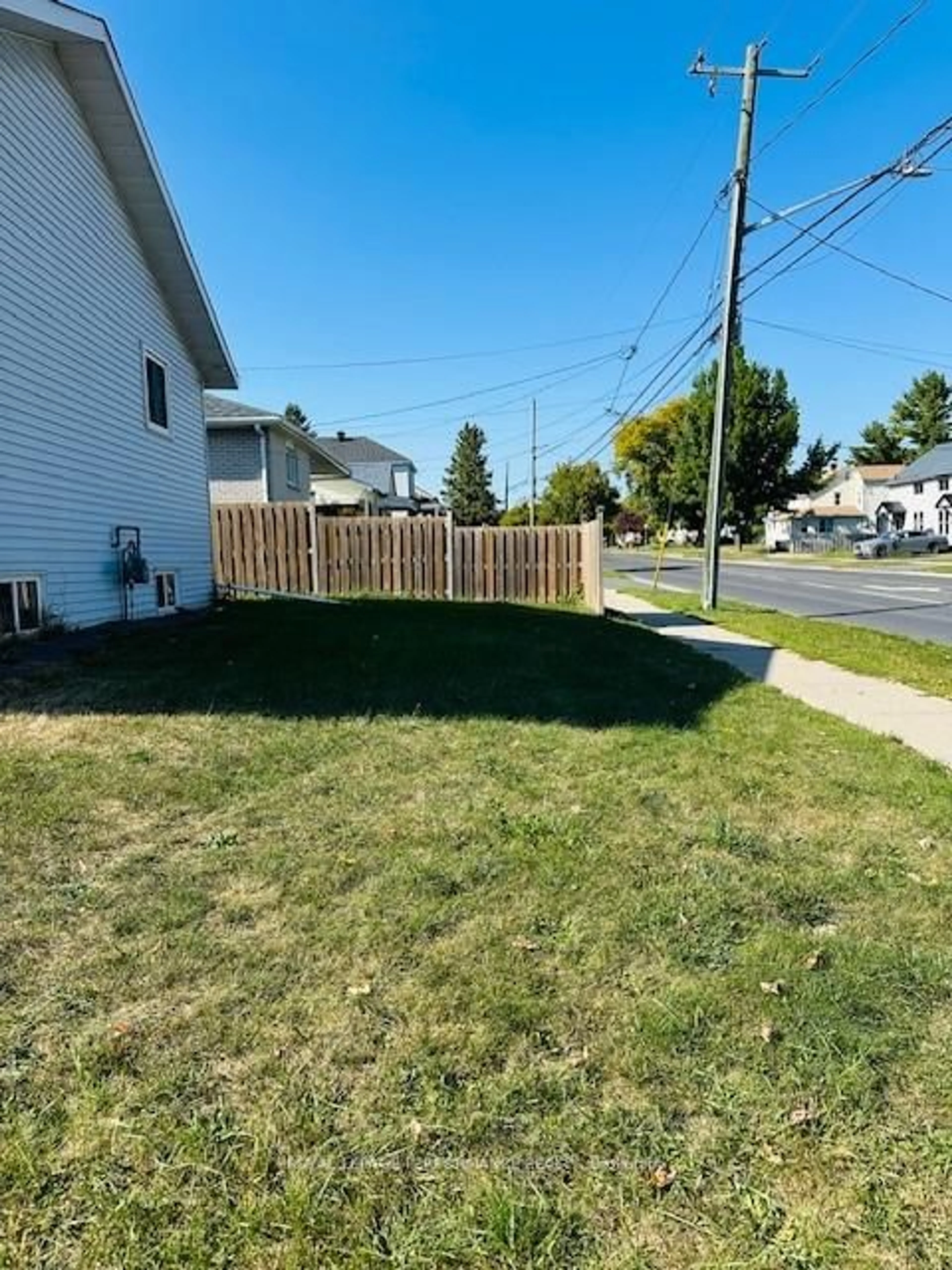 Unknown for 395 Thirteenth St, Cornwall Ontario K6J 5L1