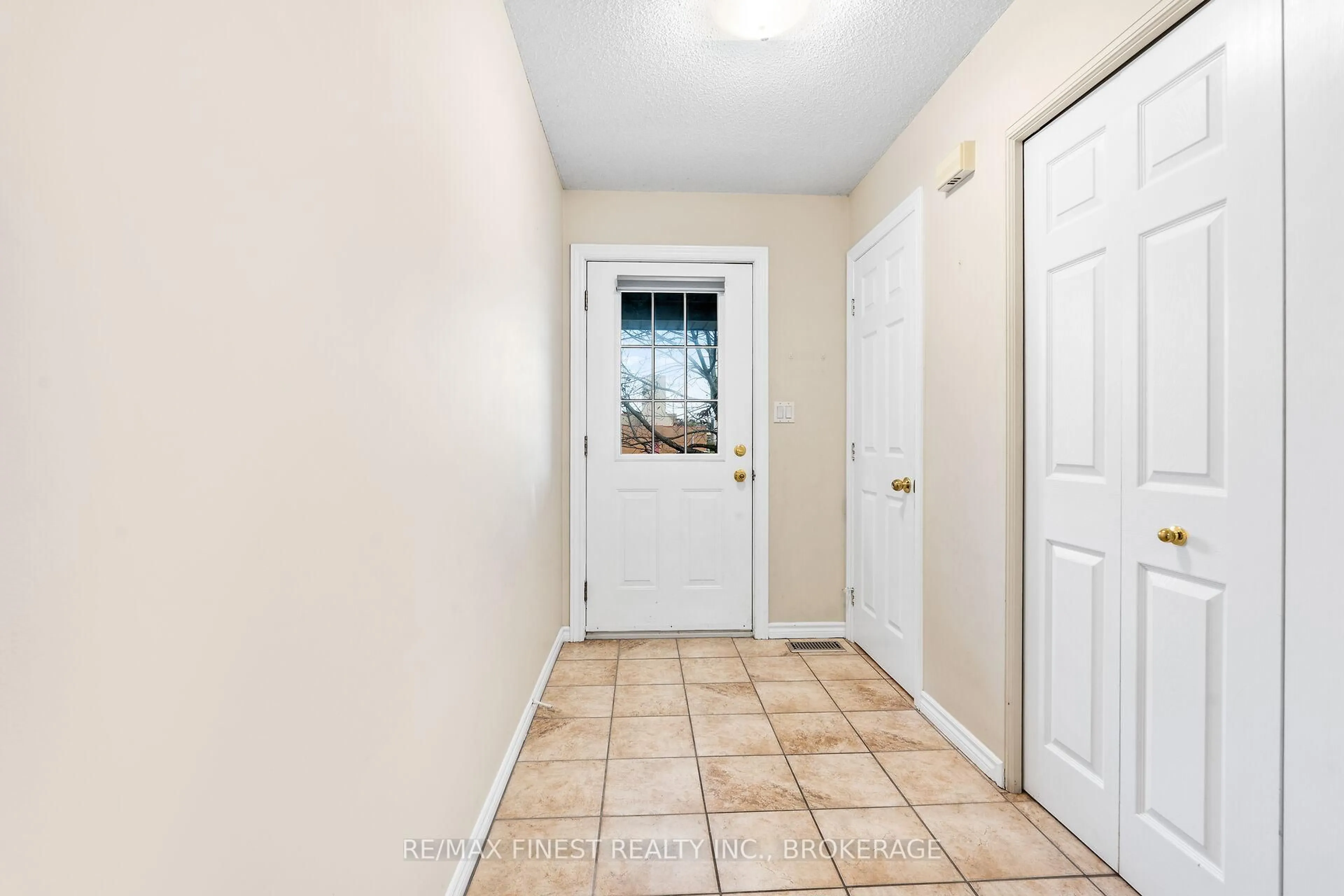 Indoor entryway for 698 MacLean Crt, Kingston Ontario K7K 7L8
