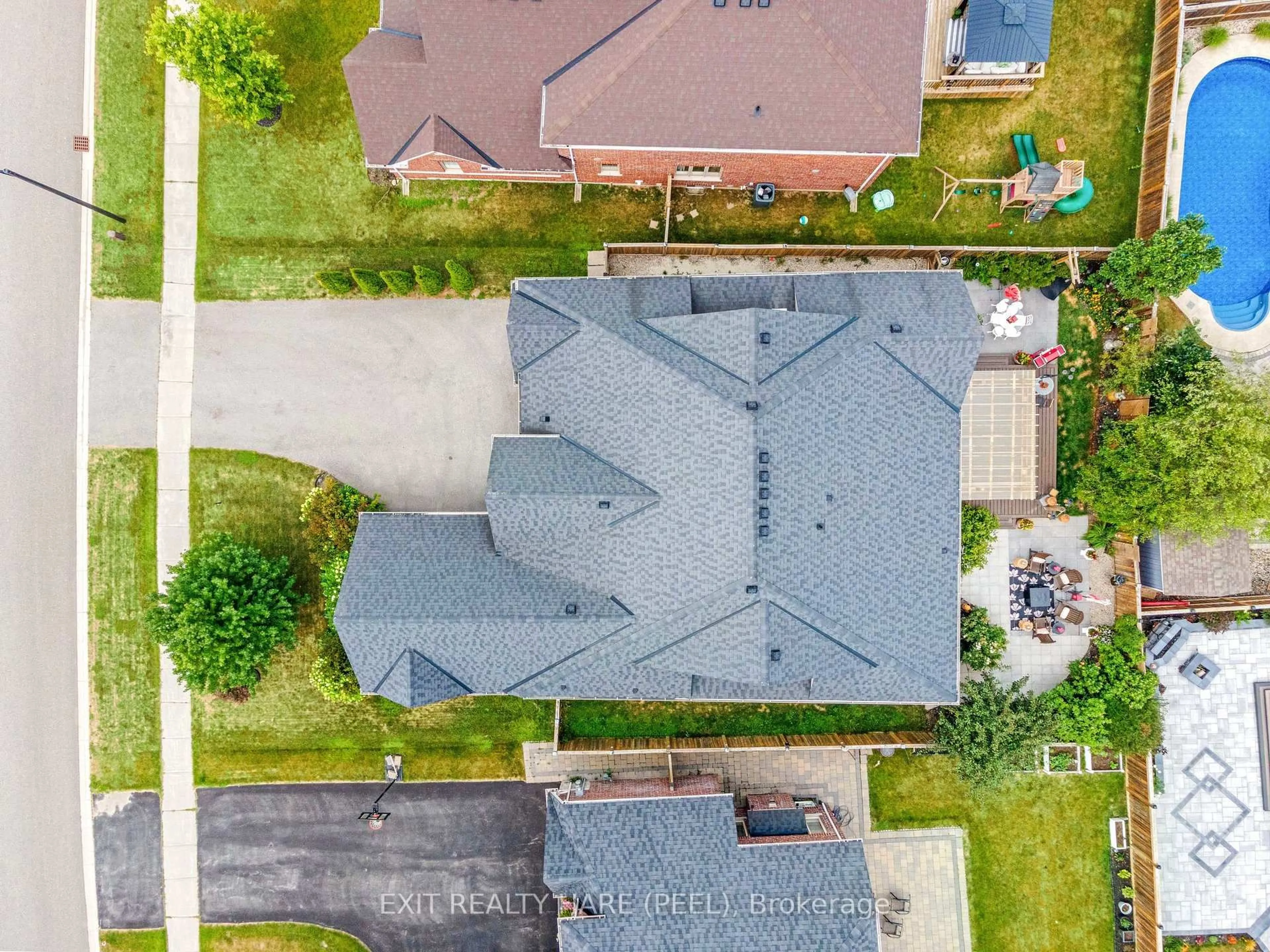 A pic from outside/outdoor area/front of a property/back of a property/a pic from drone, street for 17 Anderson Ave, Mono Ontario L9W 6W6