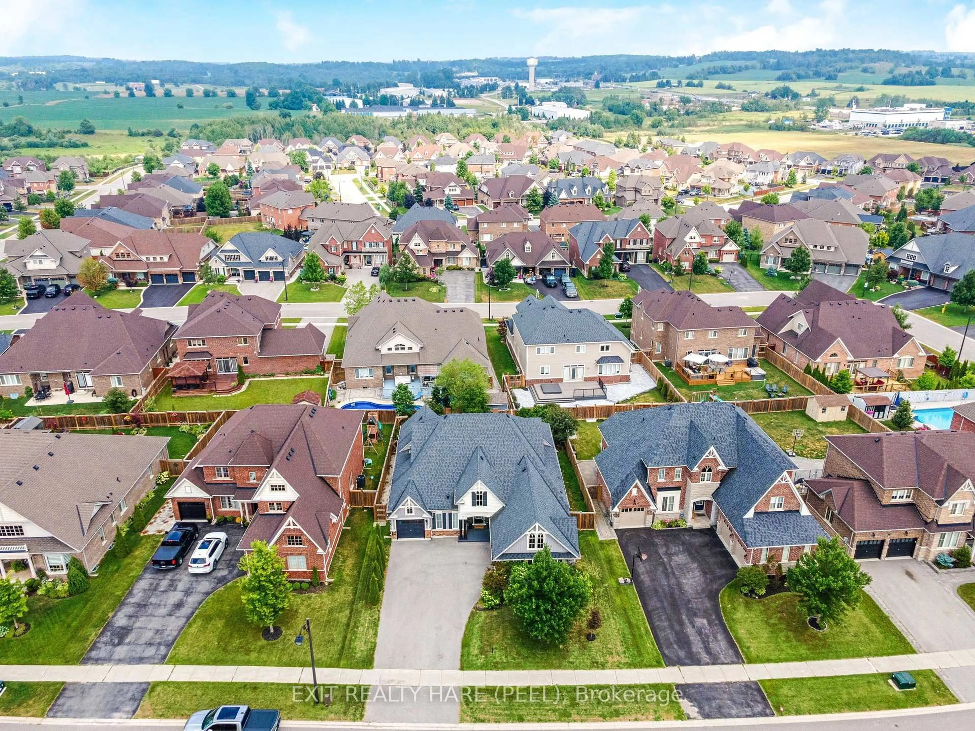 A pic from outside/outdoor area/front of a property/back of a property/a pic from drone, street for 17 Anderson Ave, Mono Ontario L9W 6W6