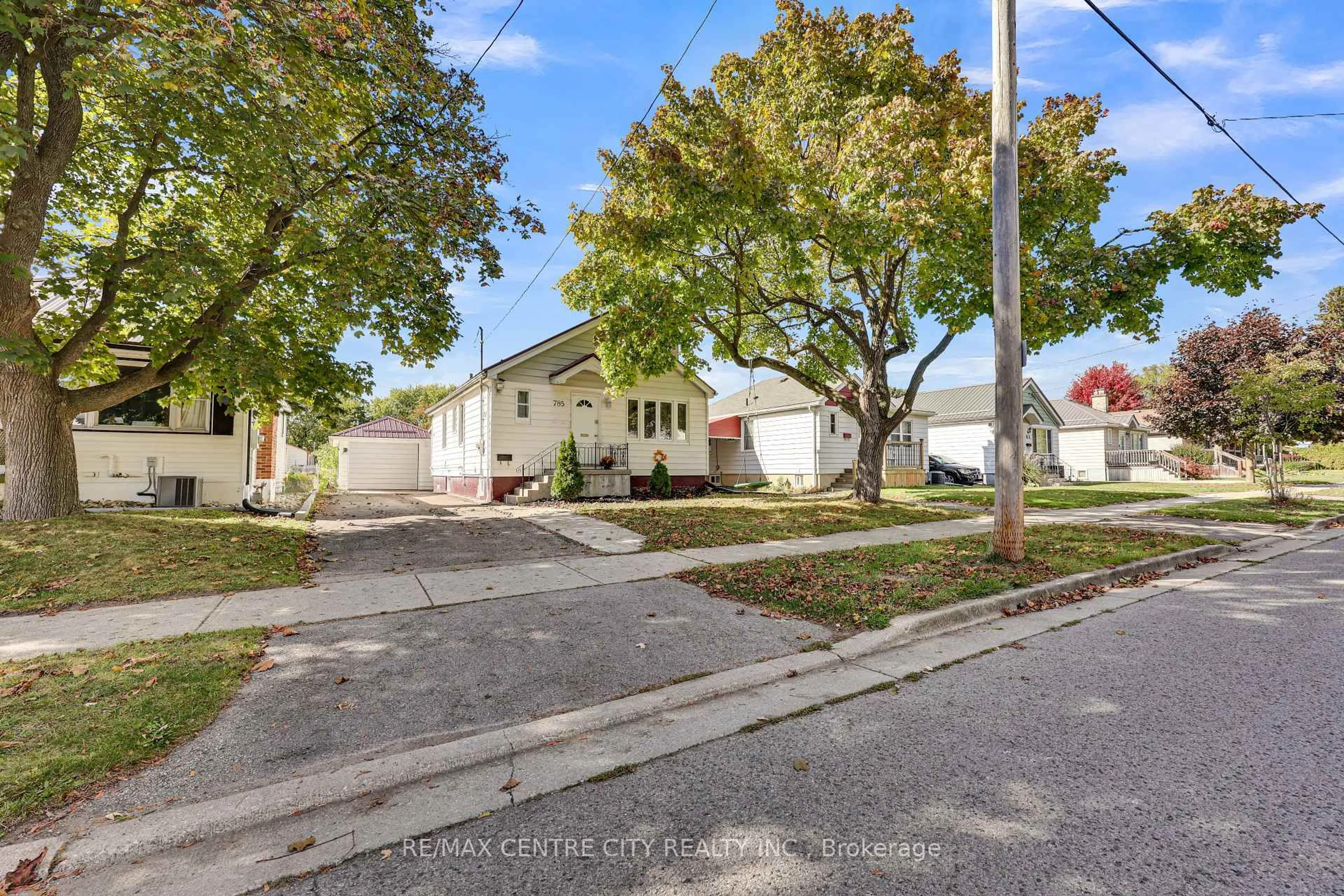 A pic from outside/outdoor area/front of a property/back of a property/a pic from drone, street for 785 Fleet St, London East Ontario N5Y 1R8
