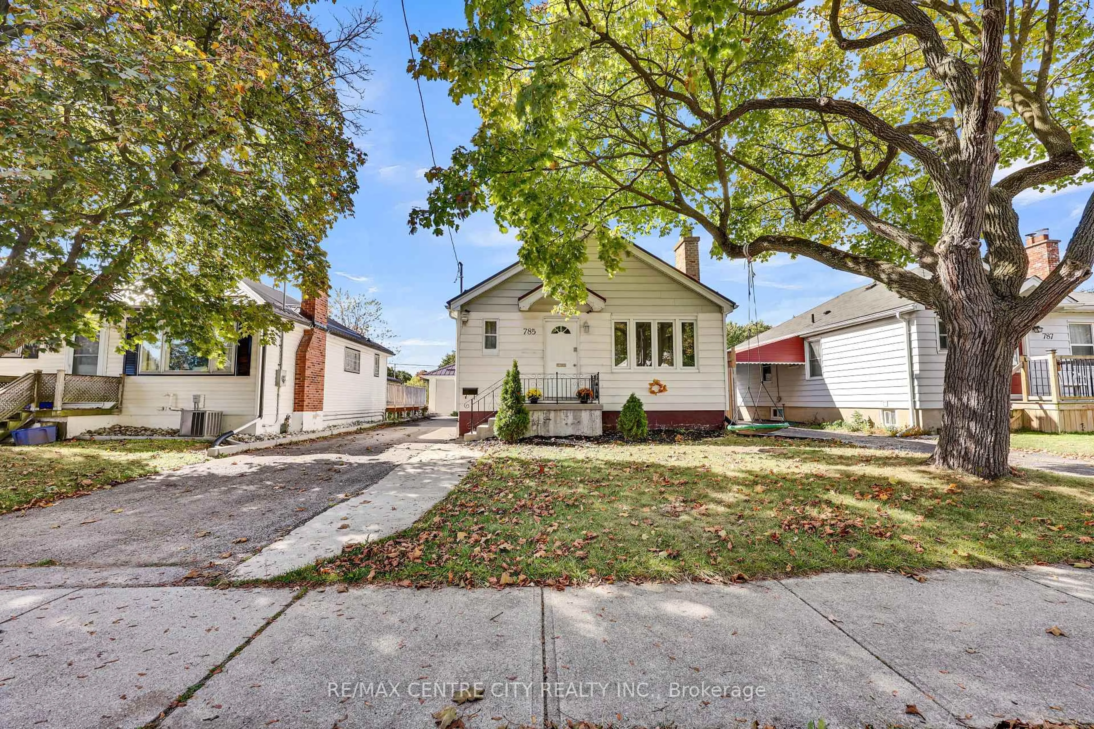 A pic from outside/outdoor area/front of a property/back of a property/a pic from drone, street for 785 Fleet St, London East Ontario N5Y 1R8