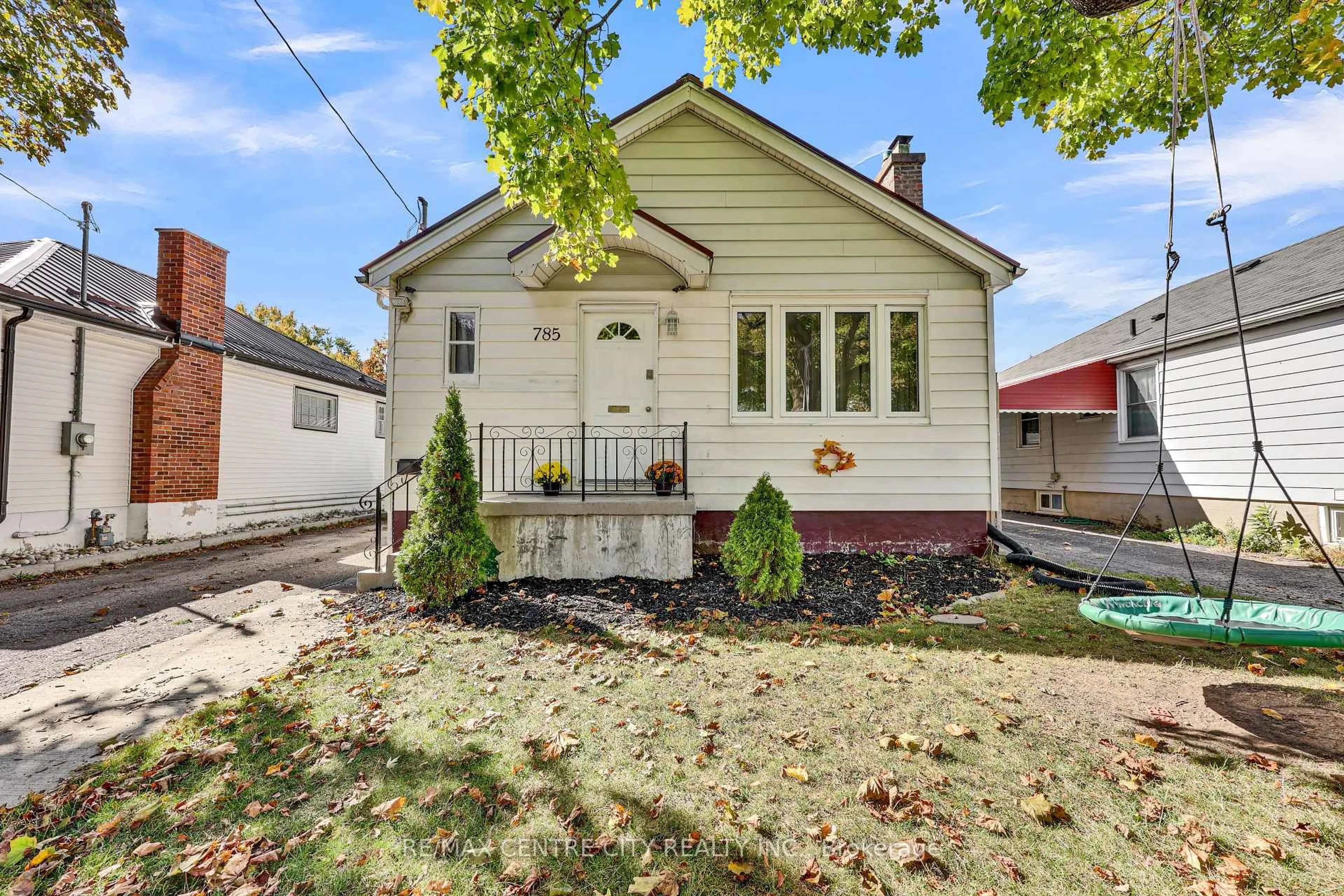 Home with vinyl exterior material, street for 785 Fleet St, London East Ontario N5Y 1R8