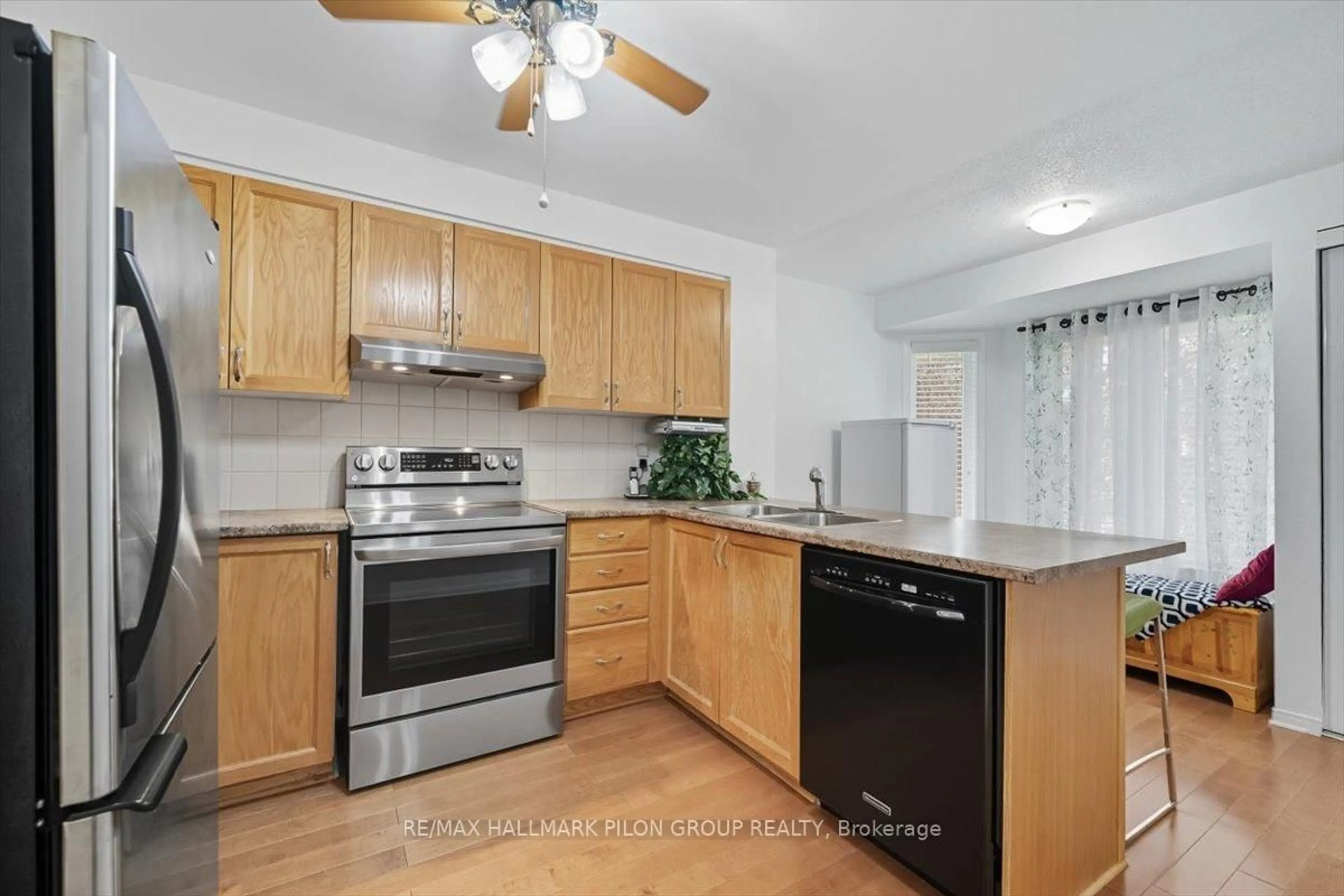 Standard kitchen, unknown for 10 Lakepointe Dr, Orleans Ontario K4A 5E3