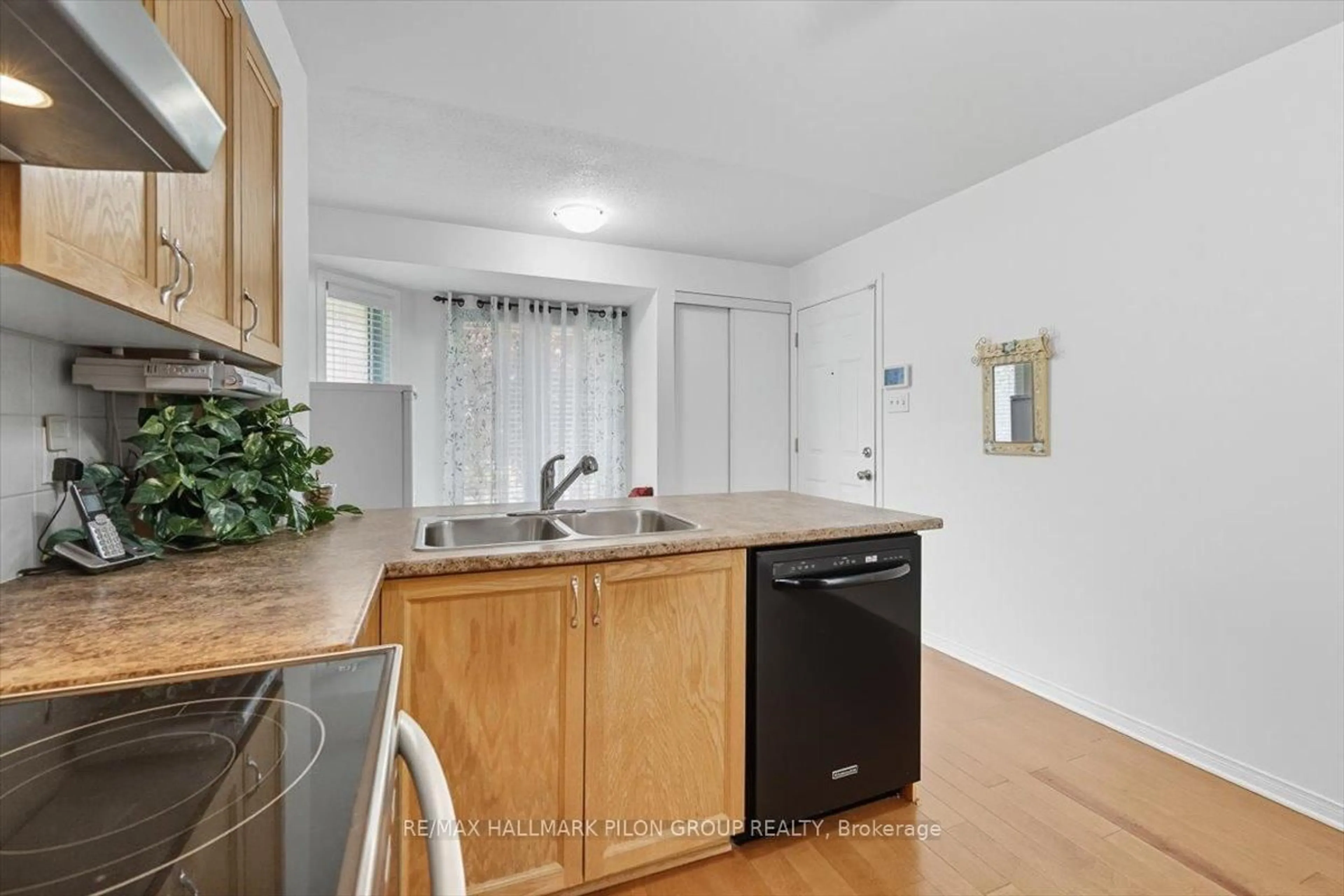 Standard kitchen, unknown for 10 Lakepointe Dr, Orleans Ontario K4A 5E3