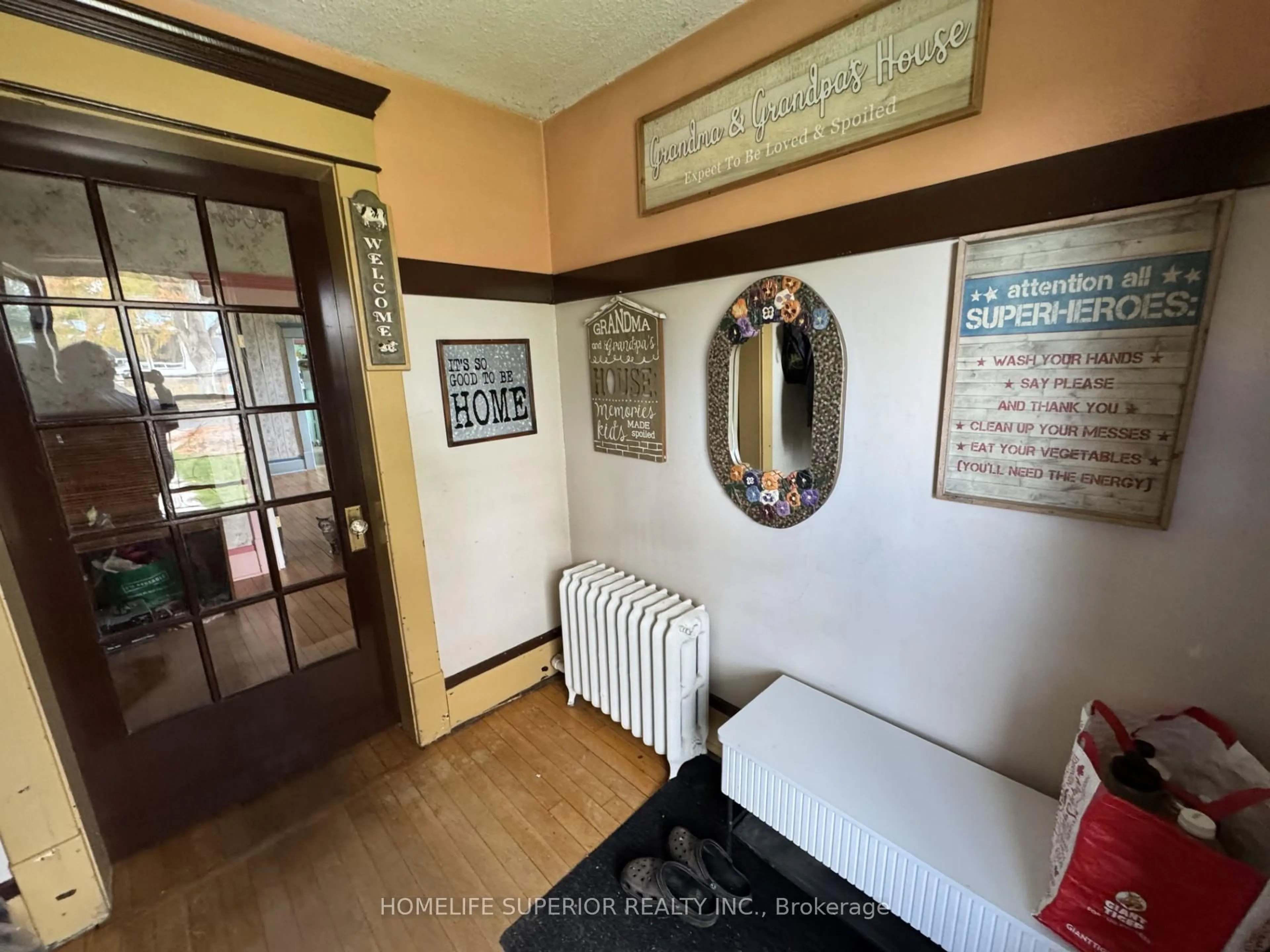 Indoor foyer for 8 Private Rd, Limoges Ontario K0K 2M0