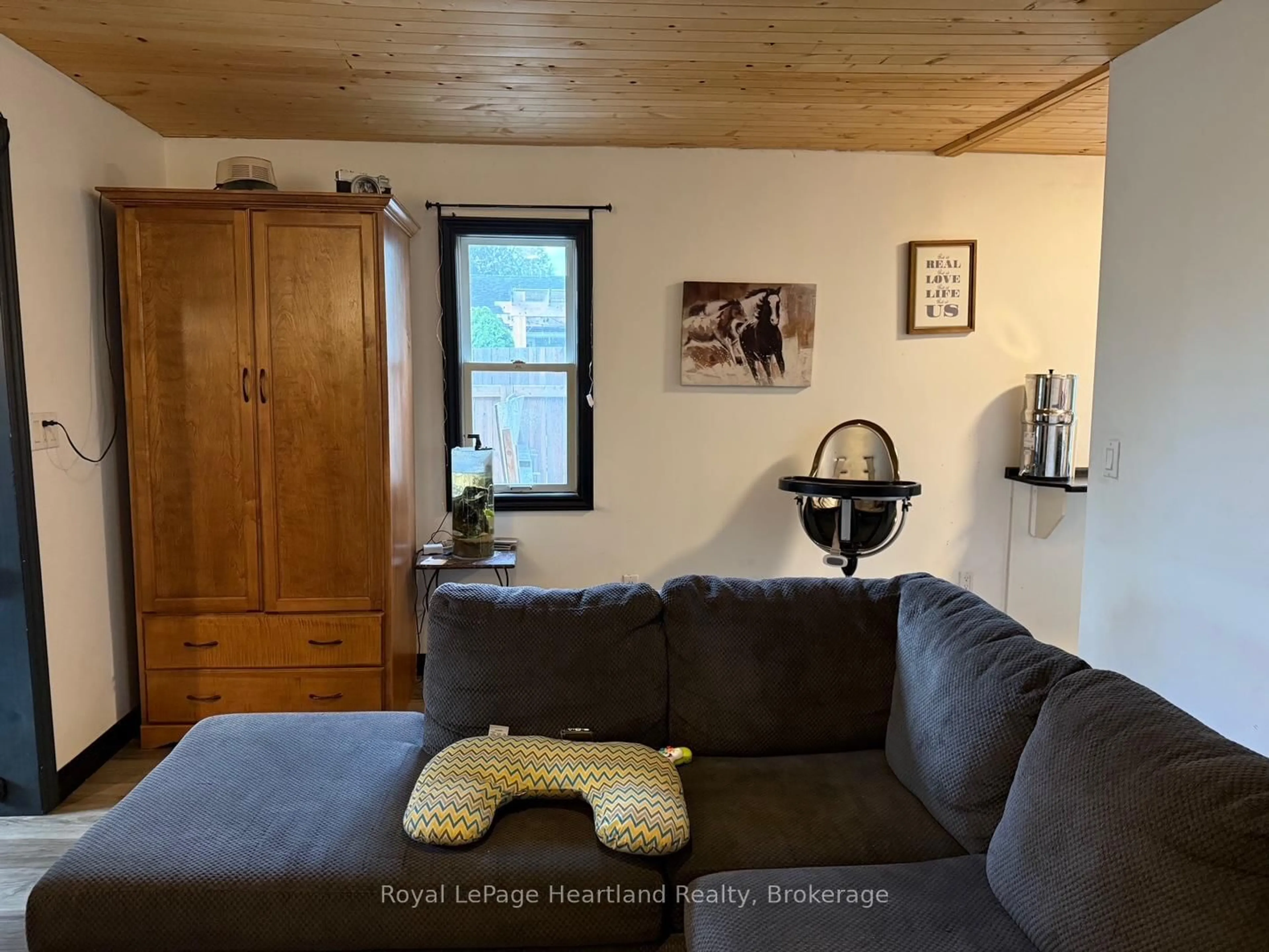 Living room with furniture, wood/laminate floor for 770 Somerville St, Huron-Kinloss Ontario N0G 2H0