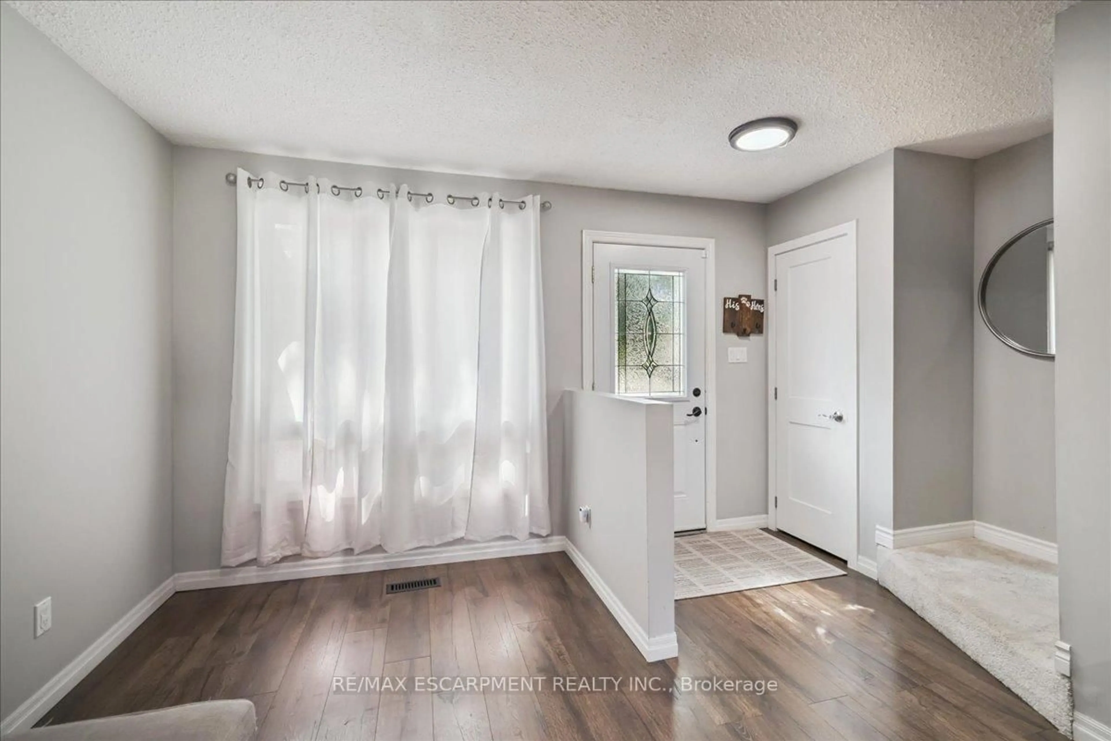 Indoor entryway for 9 Inglewood St, Brantford Ontario N3P 1A4