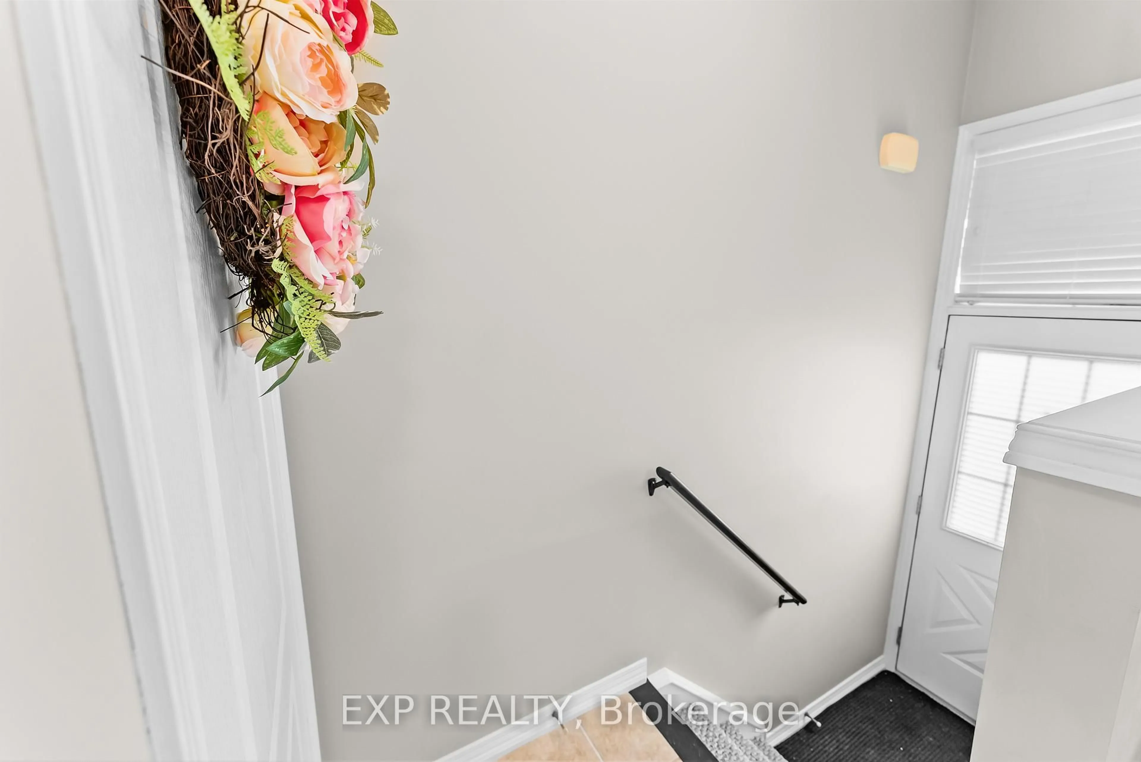 Indoor entryway for 170 Dewitt Rd #9, Hamilton Ontario L8E 0B4