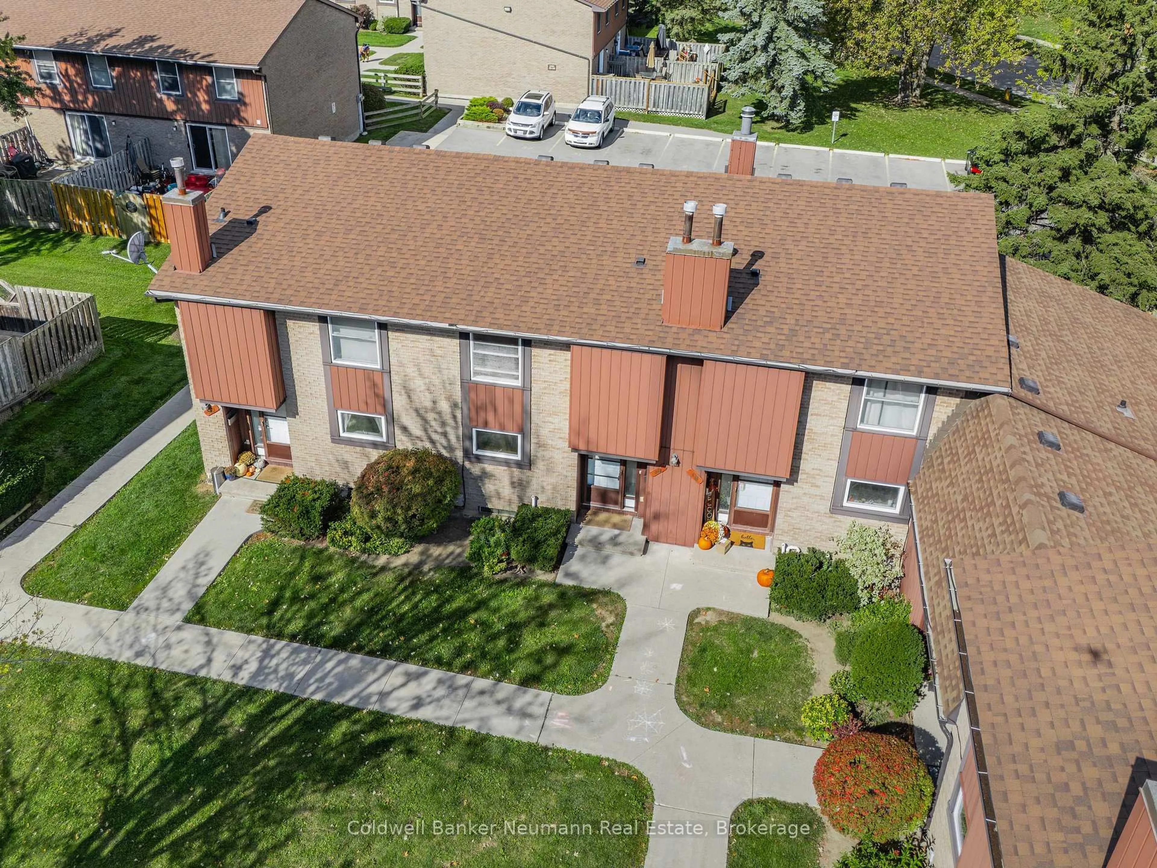 A pic from outside/outdoor area/front of a property/back of a property/a pic from drone, street for 539 Willow Rd #19, Guelph Ontario N1H 7G3