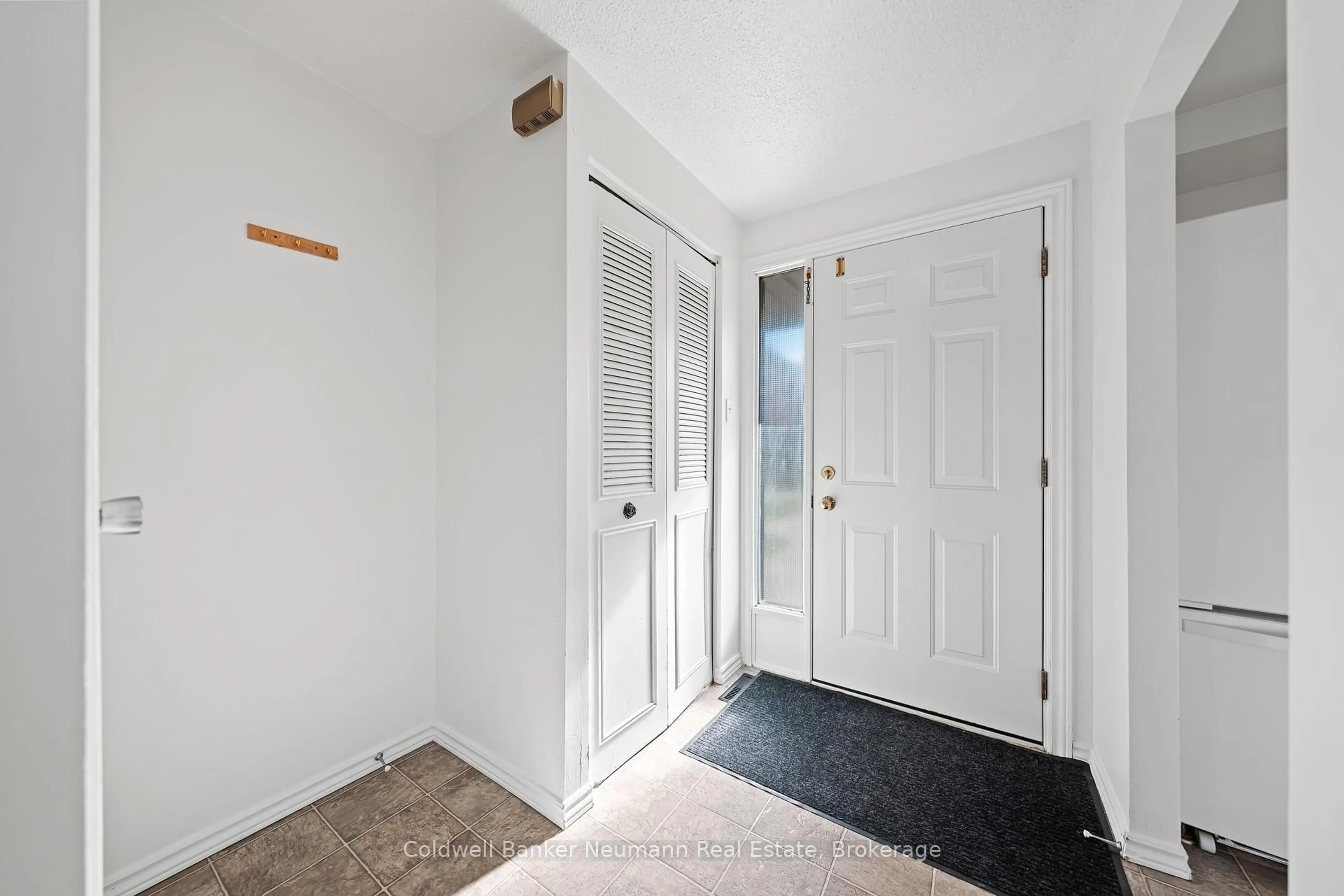 Indoor entryway for 539 Willow Rd #19, Guelph Ontario N1H 7G3