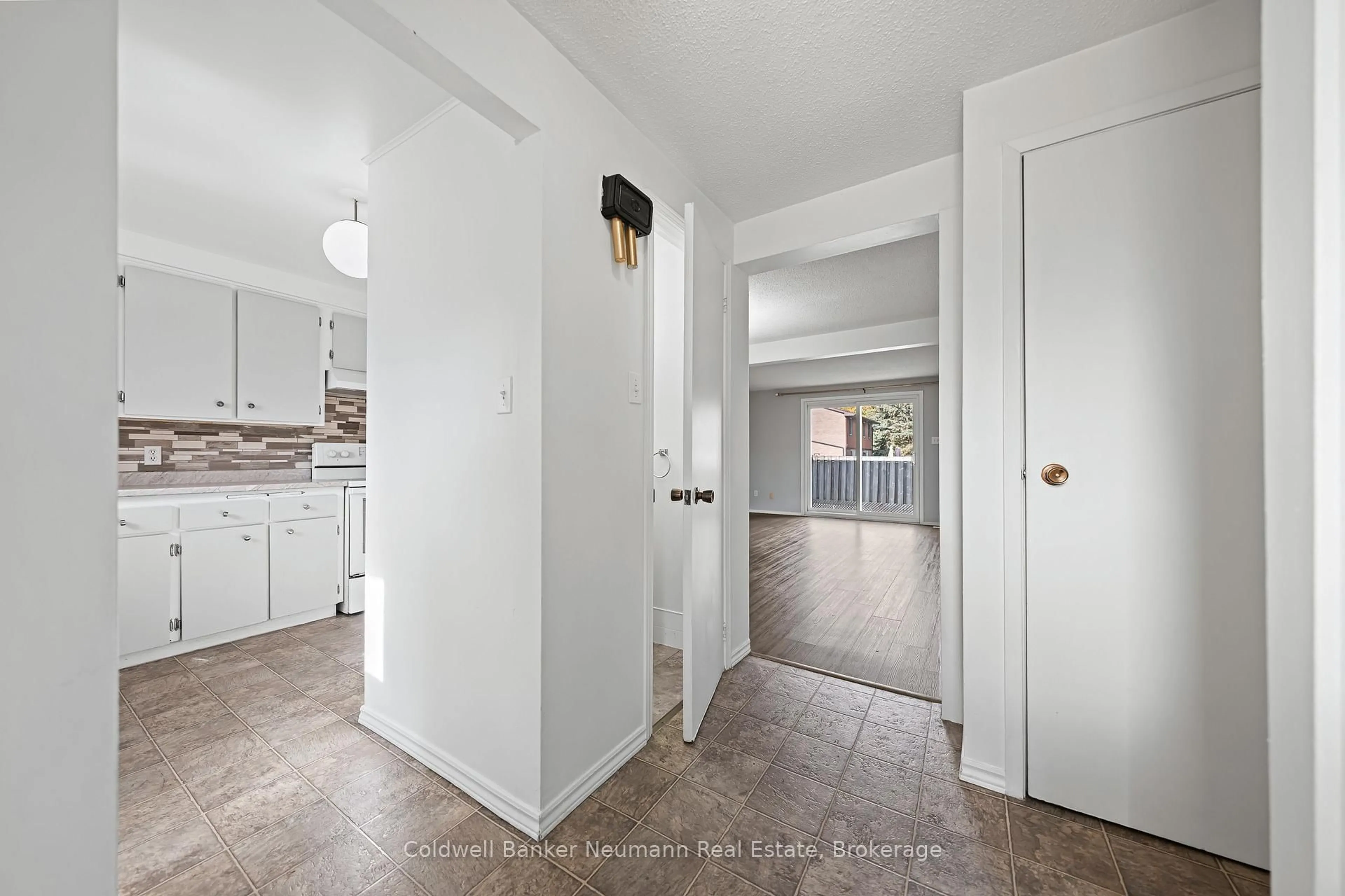 Indoor entryway for 539 Willow Rd #19, Guelph Ontario N1H 7G3