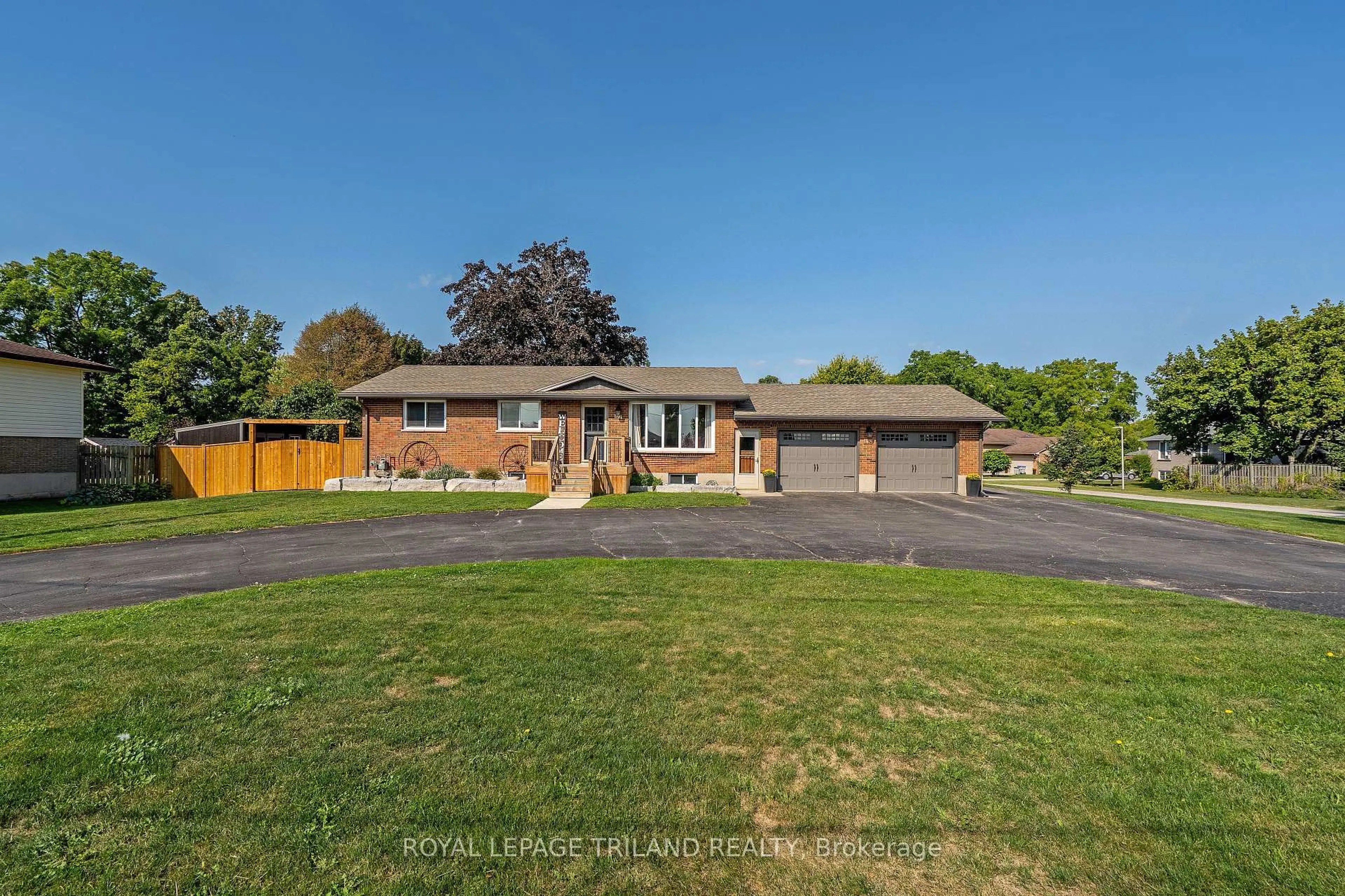 A pic from outside/outdoor area/front of a property/back of a property/a pic from drone, street for 177 Queen St, North Middlesex Ontario N0M 1A0