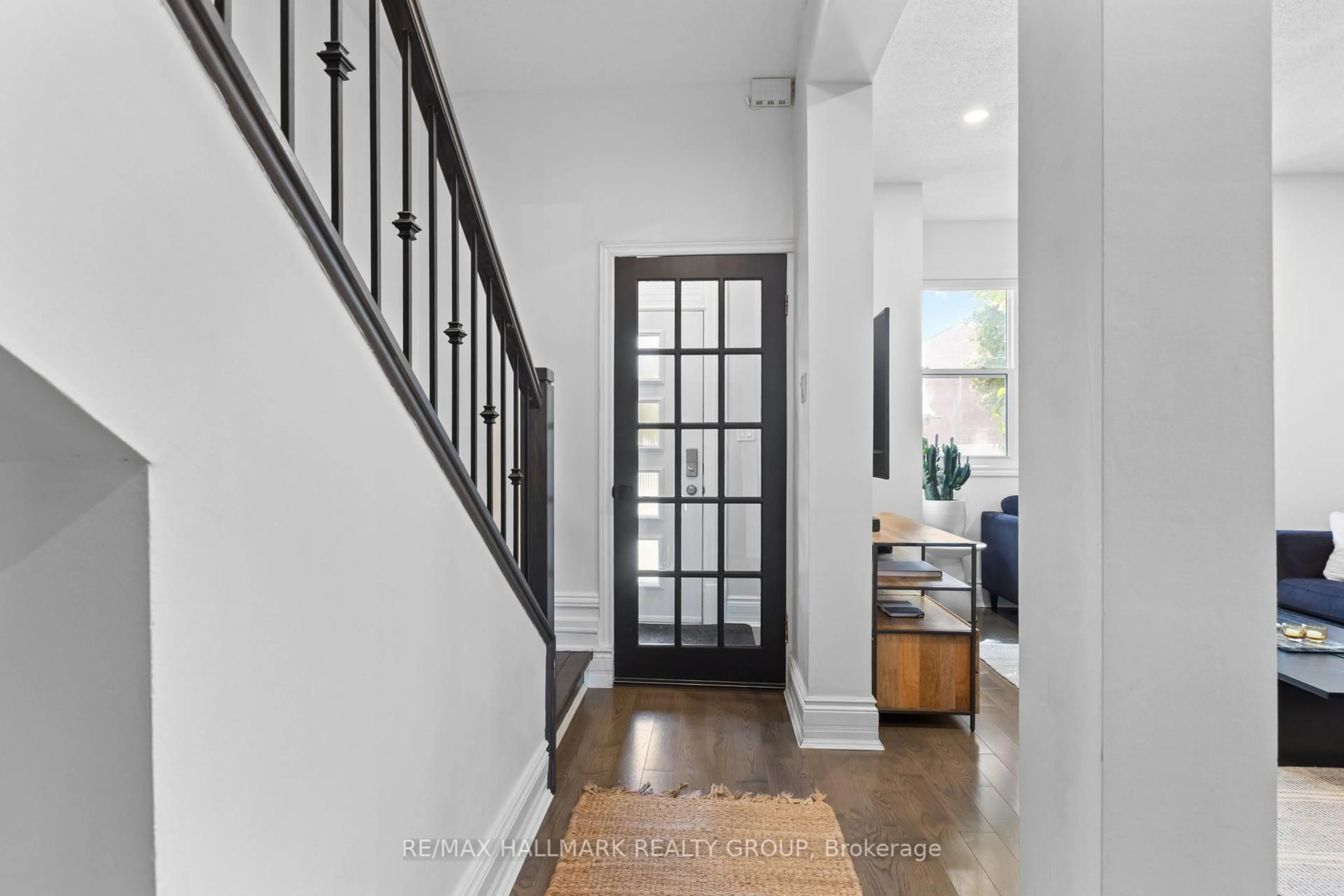 Indoor entryway for 185 Pretoria Ave, Ottawa Ontario K1S 1X1