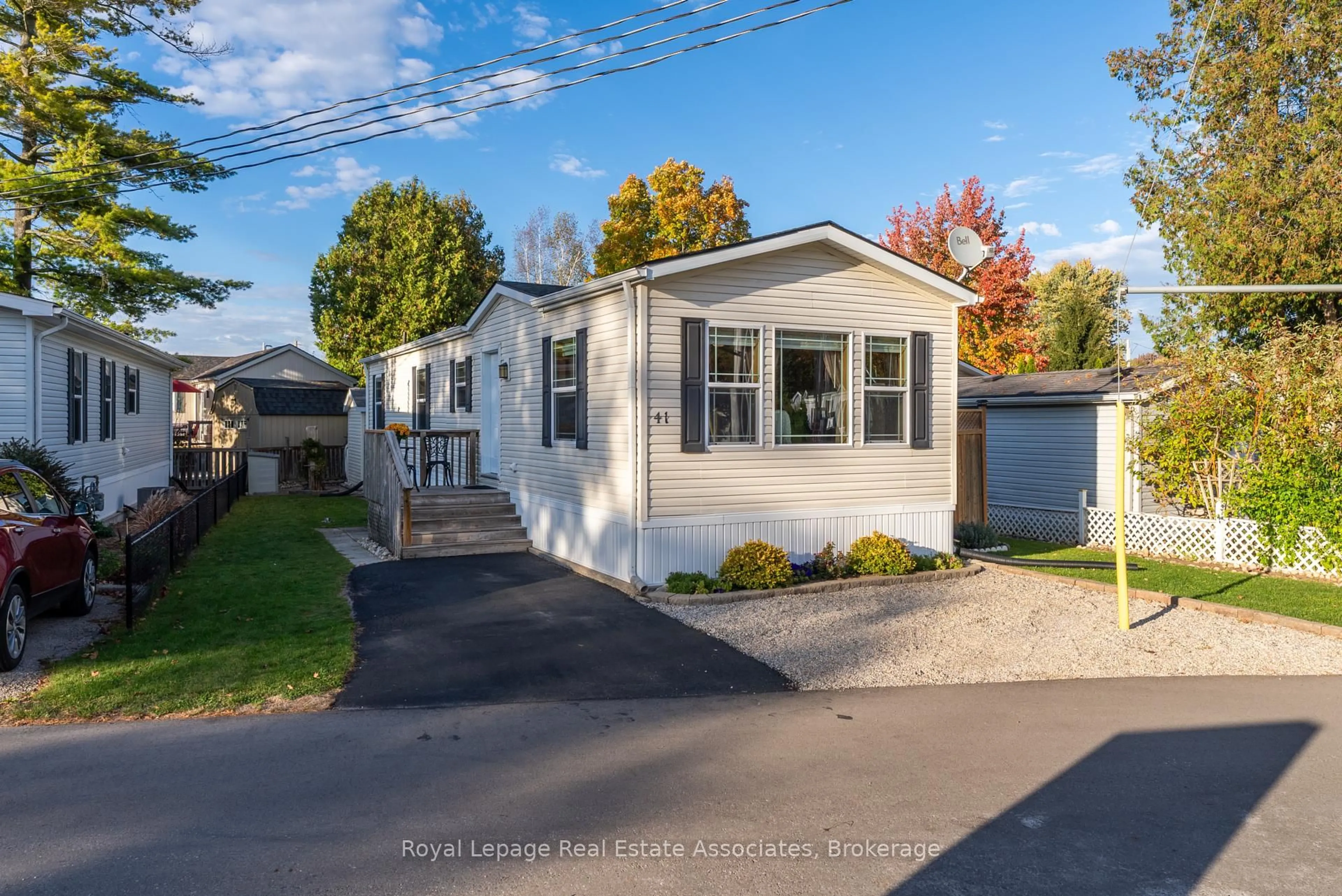 Home with vinyl exterior material, street for 41 Cedarbush Cres, Puslinch Ontario N0B 2J0