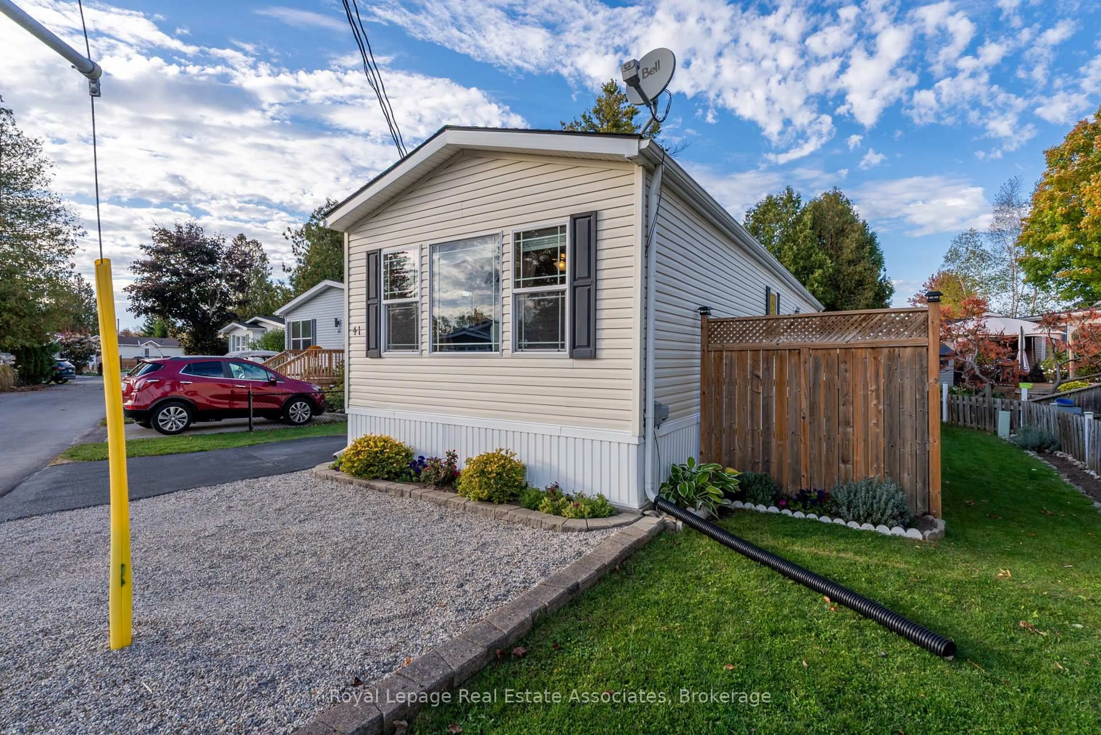 Home with vinyl exterior material, street for 41 Cedarbush Cres, Puslinch Ontario N0B 2J0