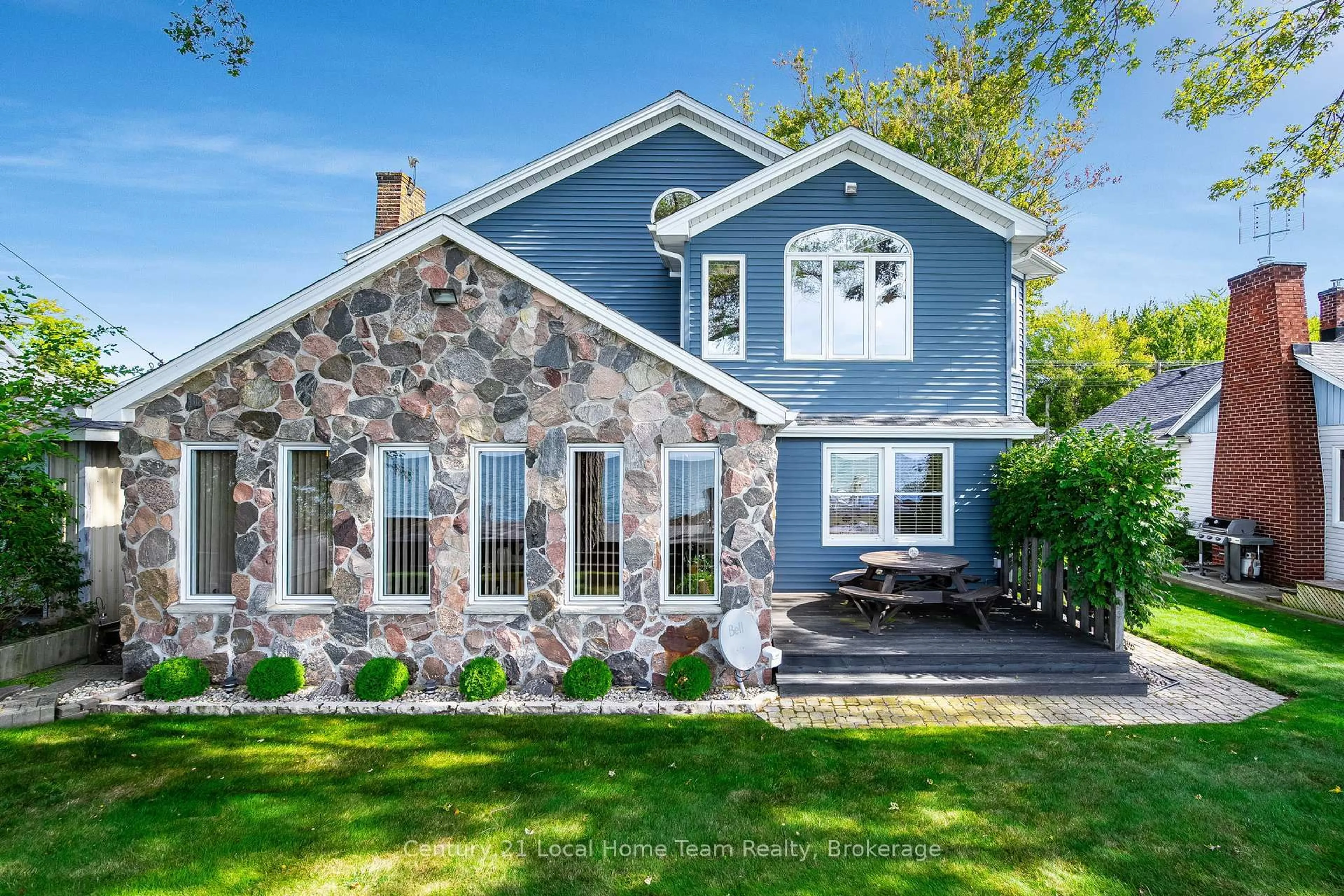 Home with vinyl exterior material, street for 700 Point Pelee Dr, Leamington Ontario N8H 3V4