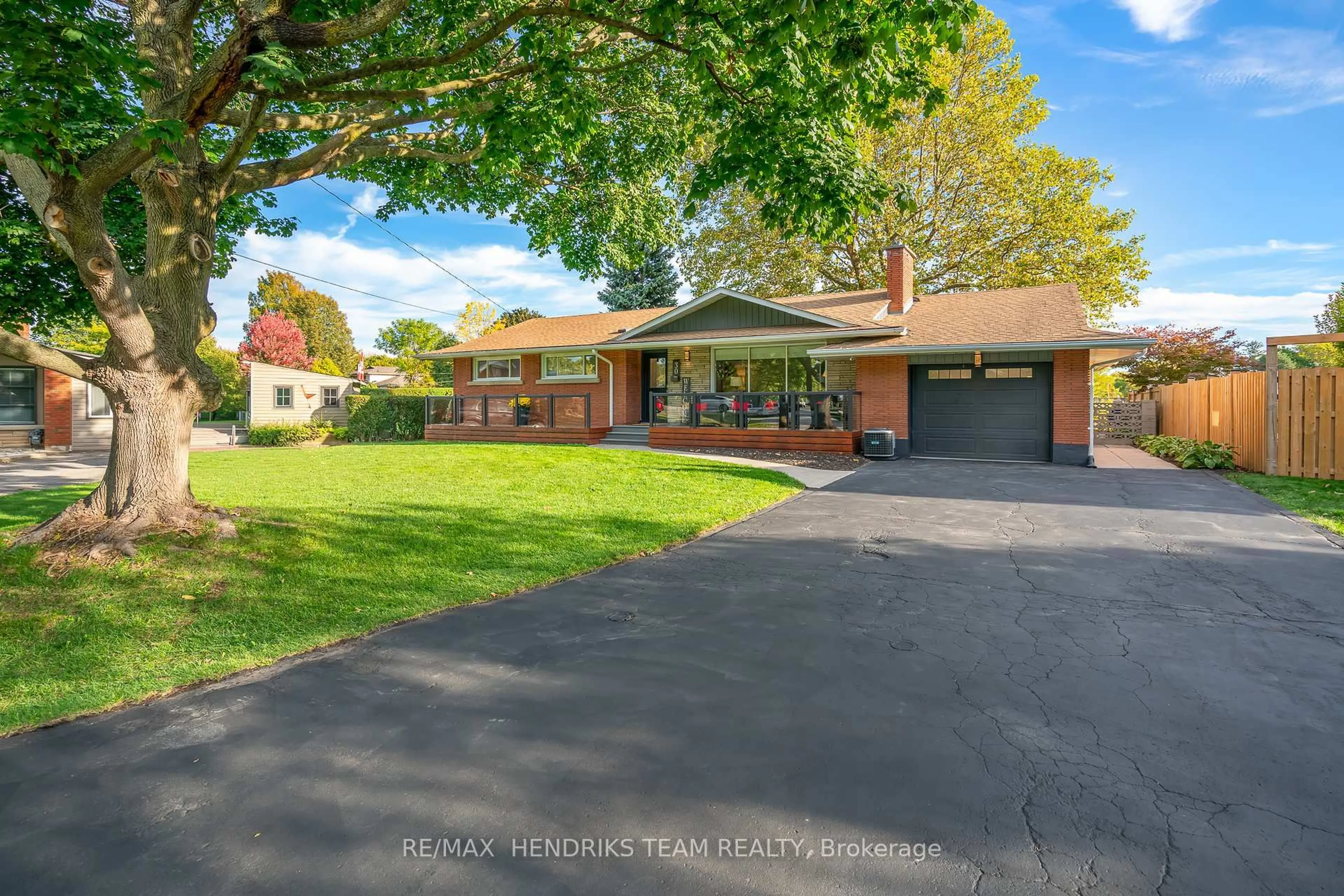 A pic from outside/outdoor area/front of a property/back of a property/a pic from drone, street for 30 Bessborough Dr, St. Catharines Ontario L2M 3G4