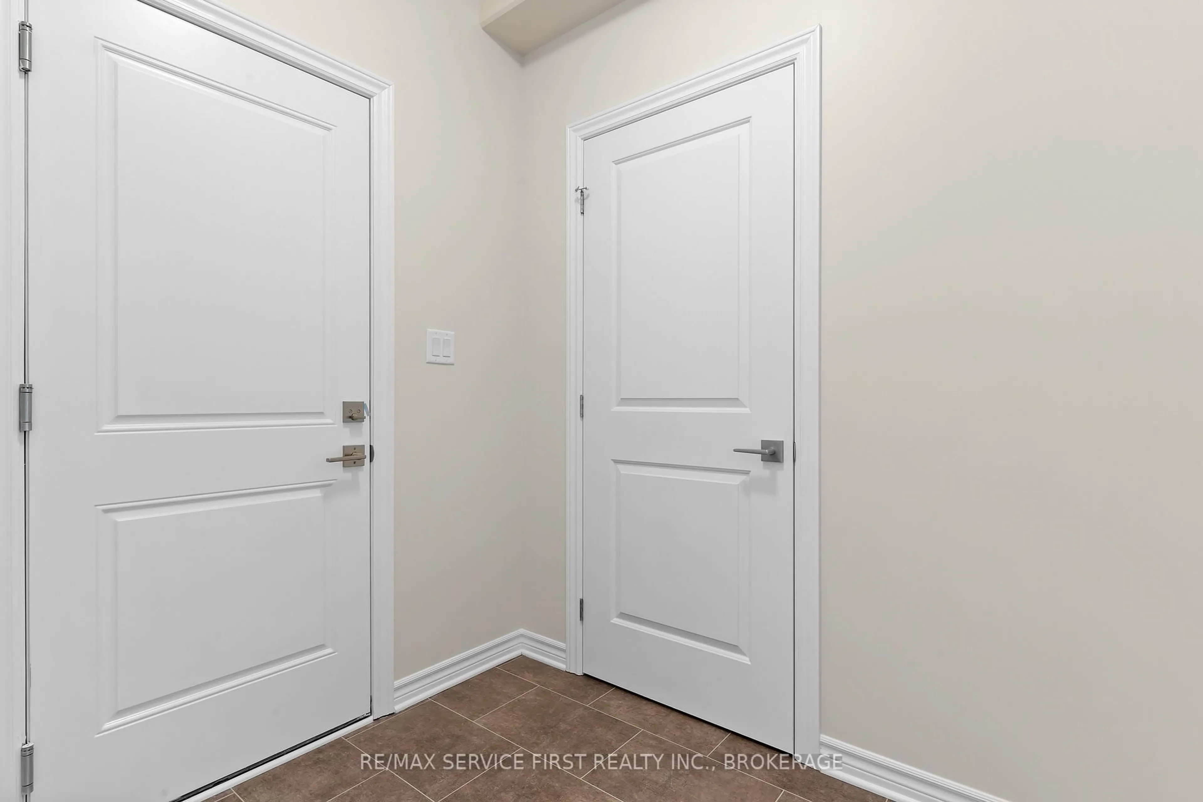 Indoor entryway for 1722 Monica Dr, Kingston Ontario K7P 0S9