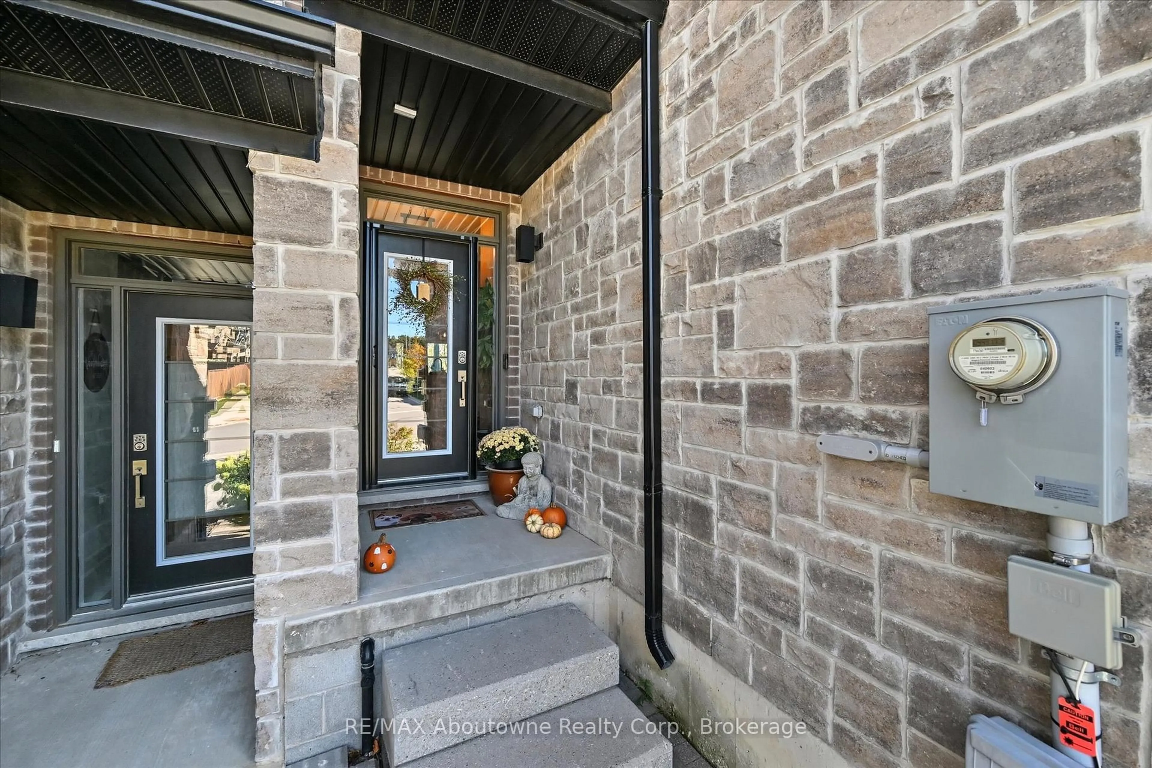Indoor entryway for 3969 Crown St, Lincoln Ontario L3J 0S7