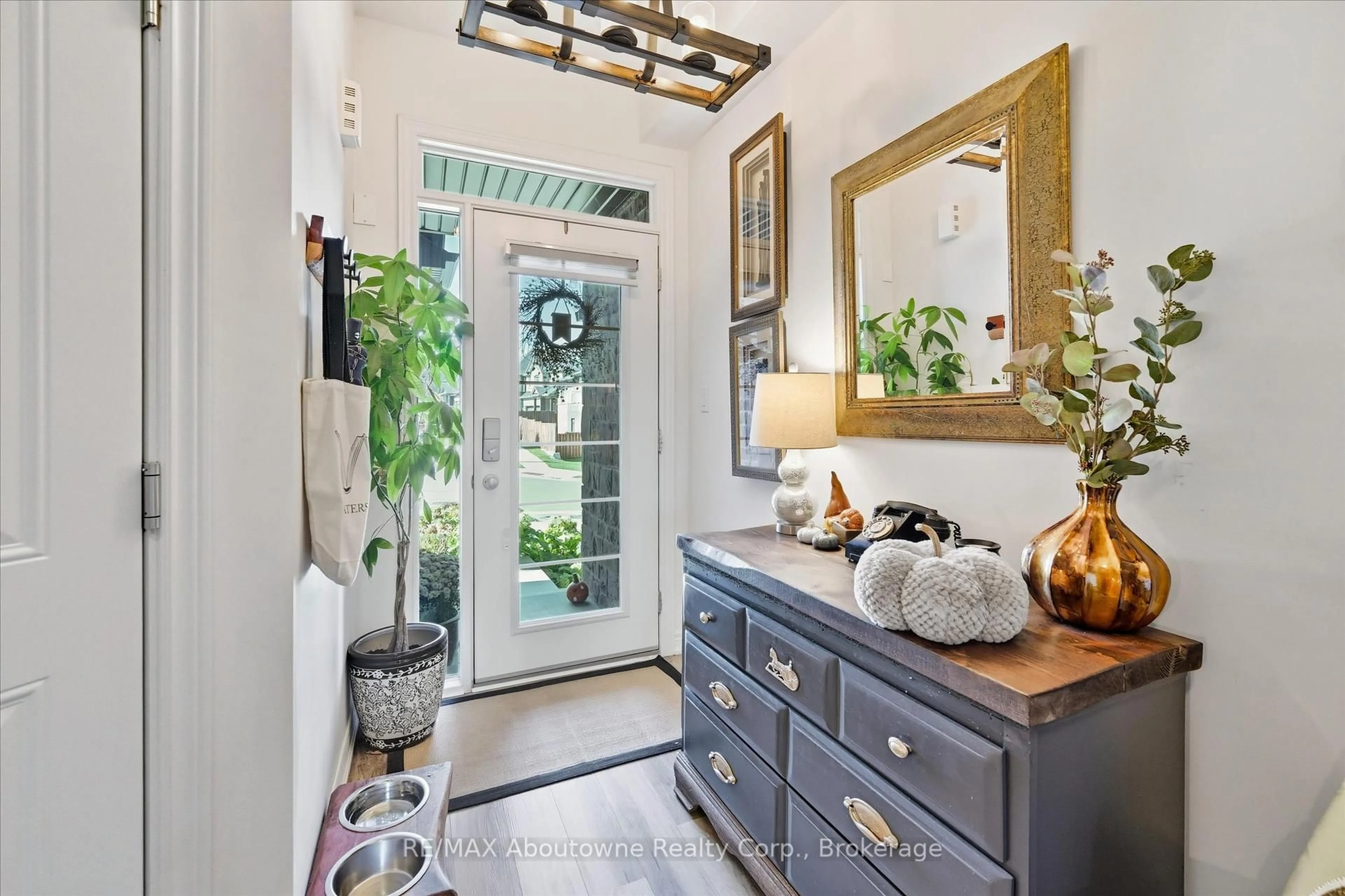 Indoor entryway for 3969 Crown St, Lincoln Ontario L3J 0S7