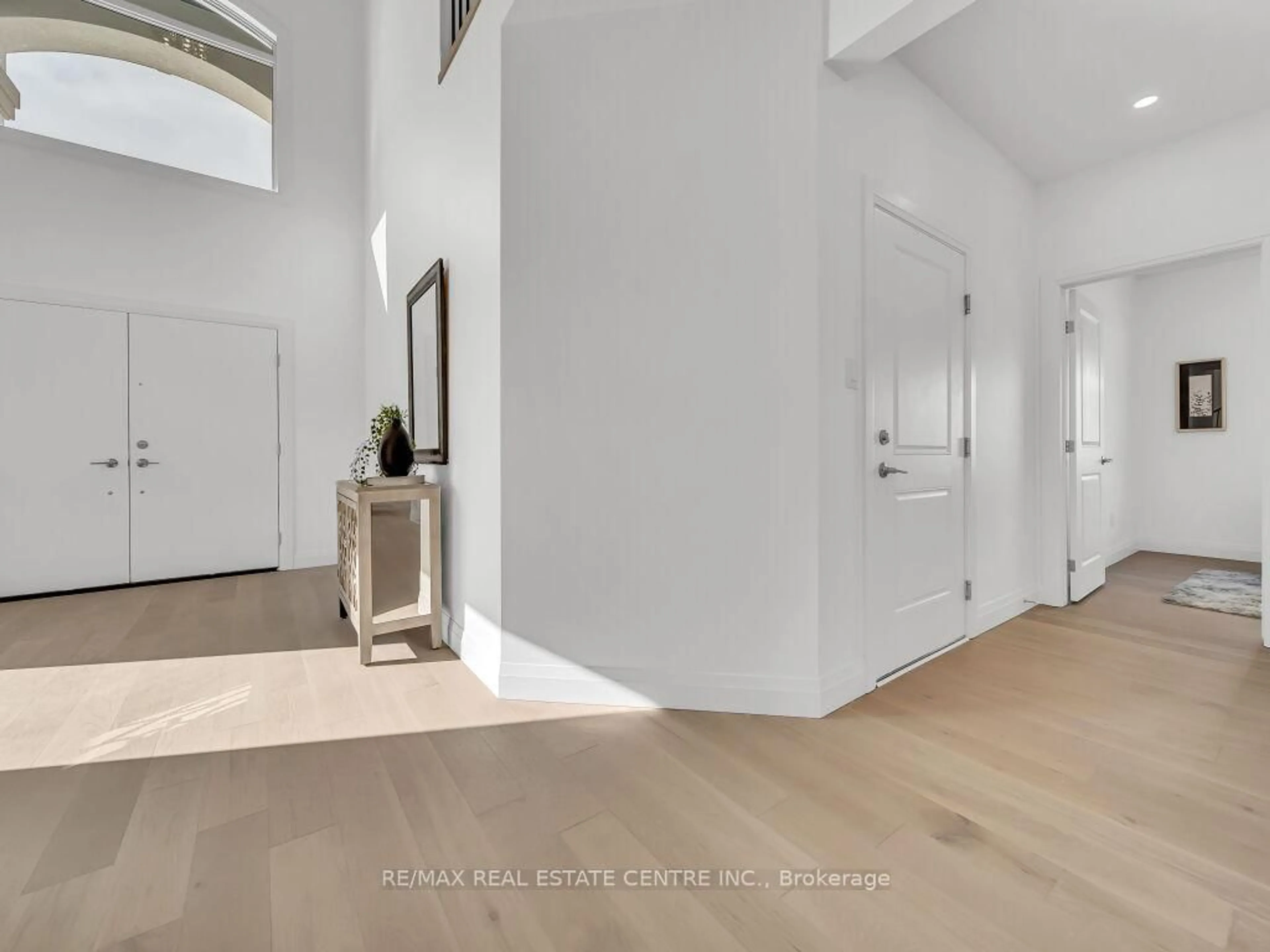 Indoor foyer for 845 Darnley Blvd #LOT 25, London South Ontario N6M 0L9