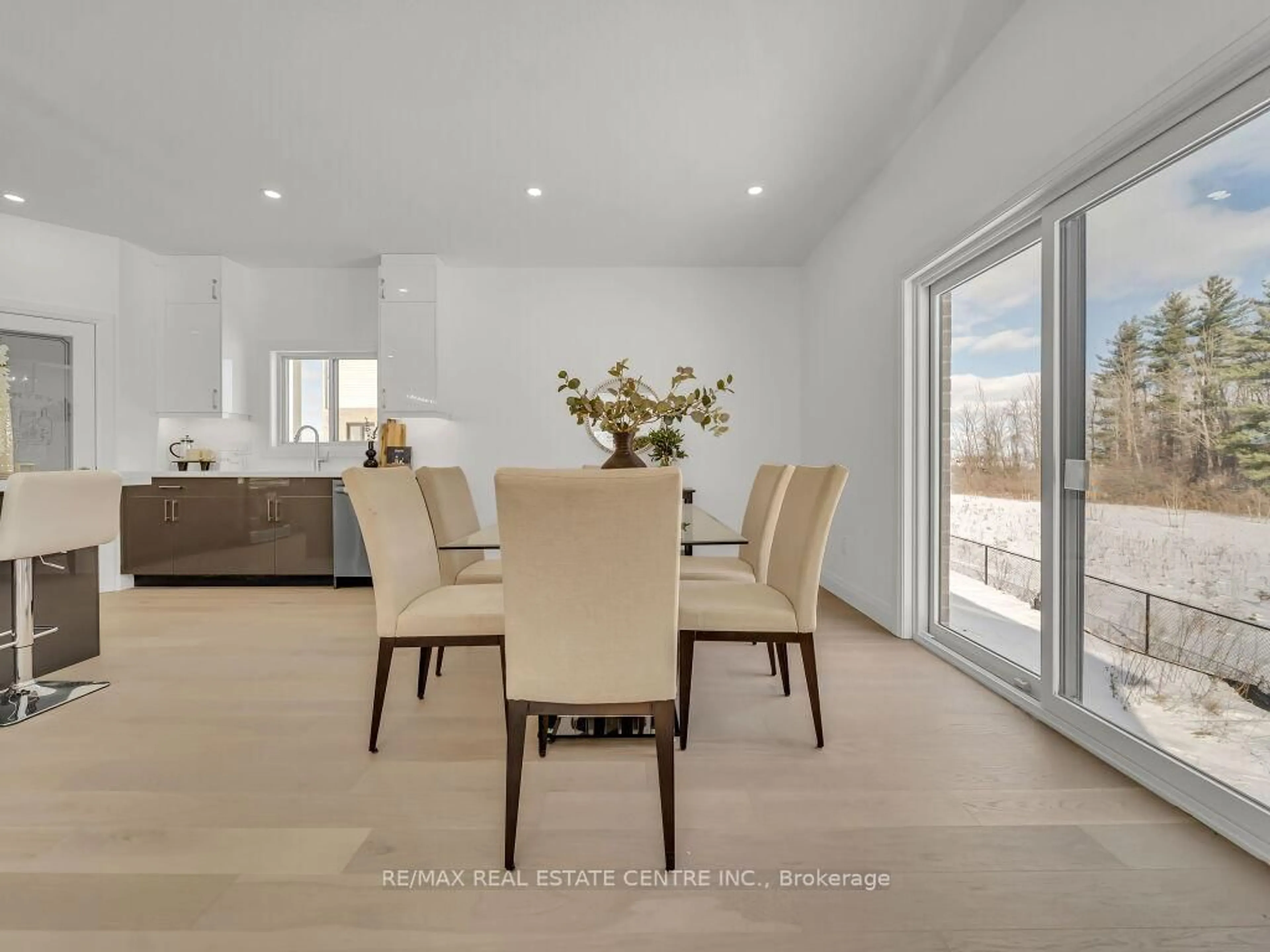 Dining room, ceramic/tile floor for 845 Darnley Blvd #LOT 25, London South Ontario N6M 0L9