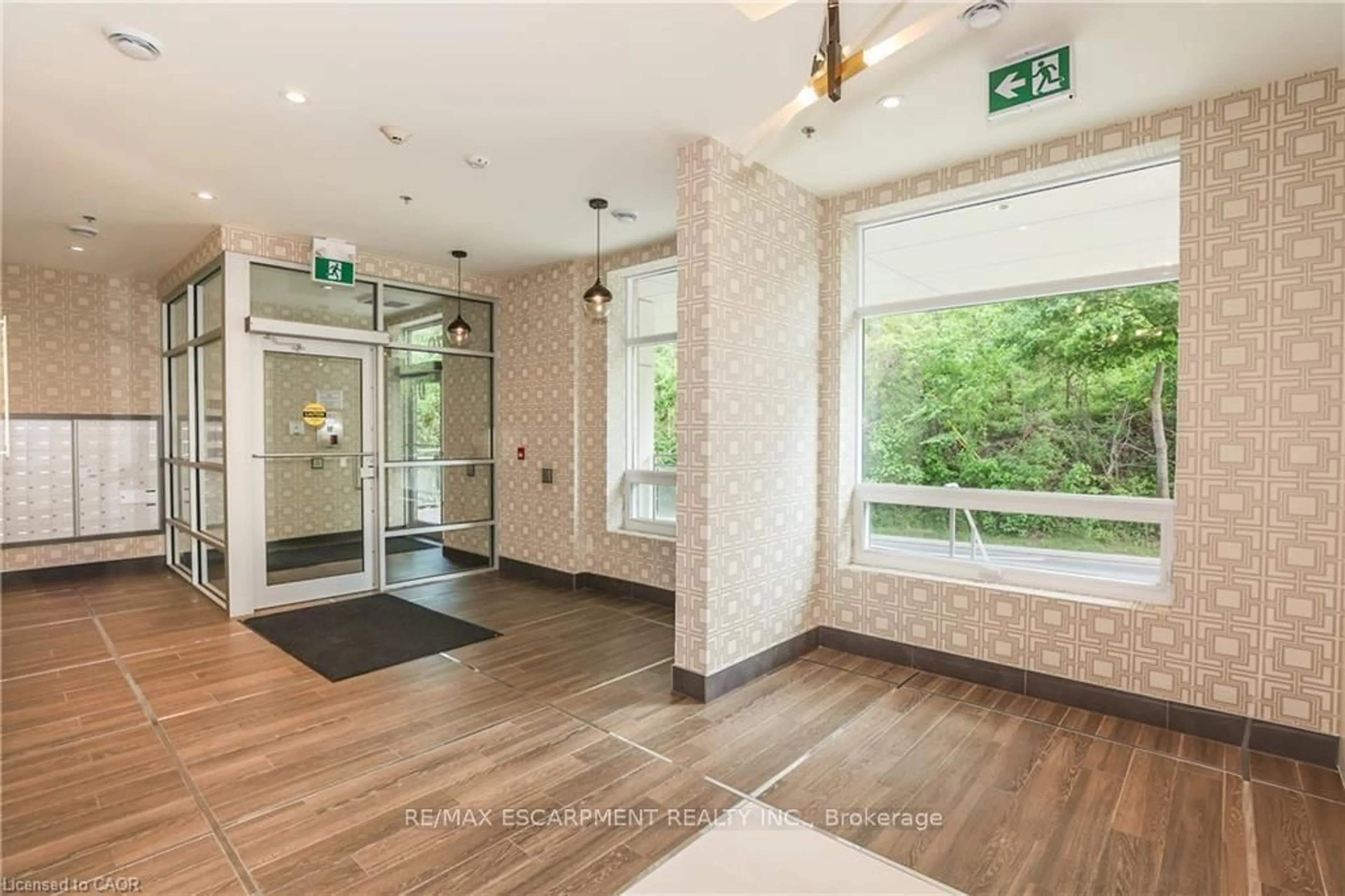 Indoor foyer for 479 Charlton Ave #410, Hamilton Ontario L8N 0B4