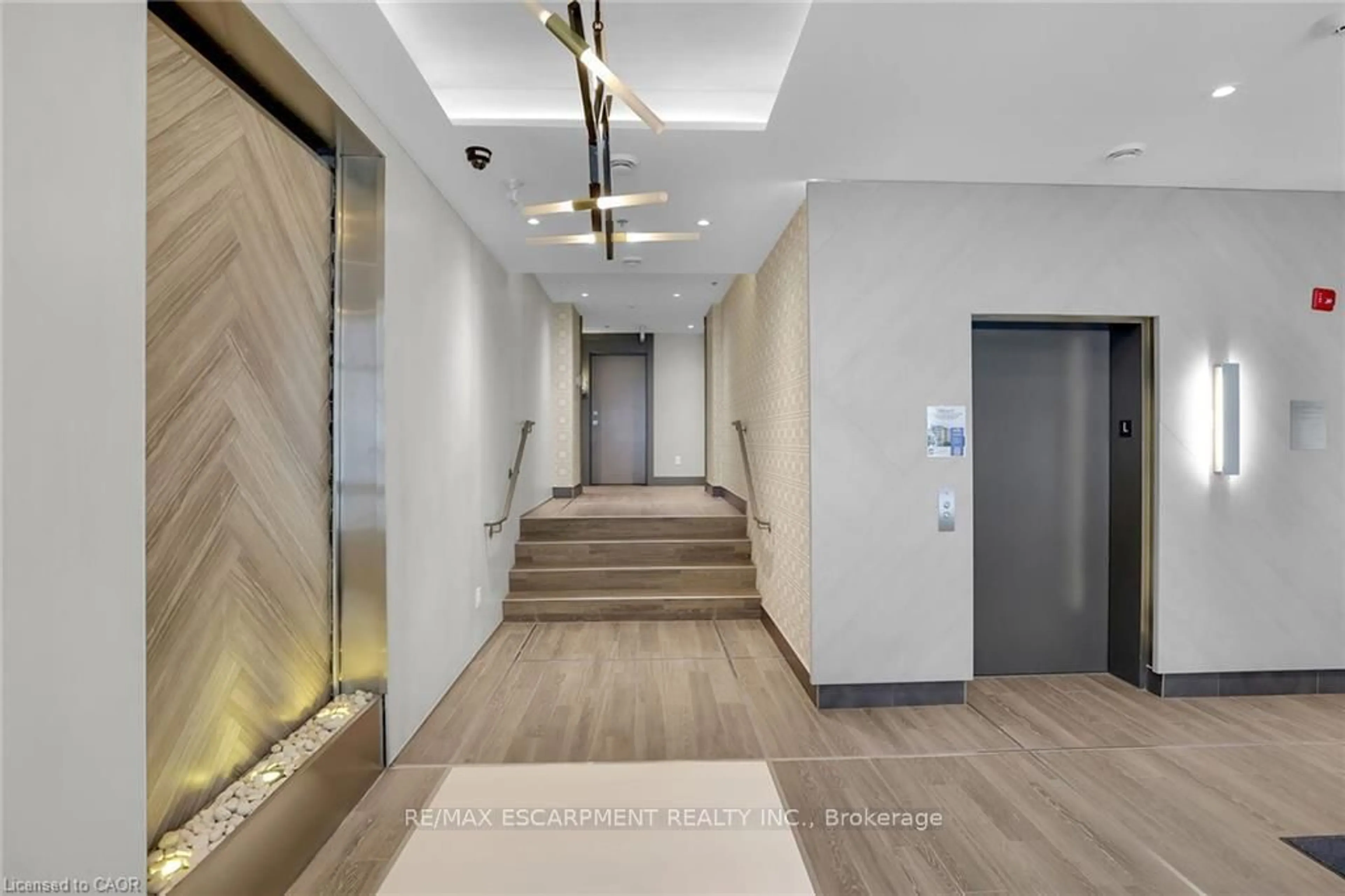 Indoor foyer for 479 Charlton Ave #410, Hamilton Ontario L8N 0B4
